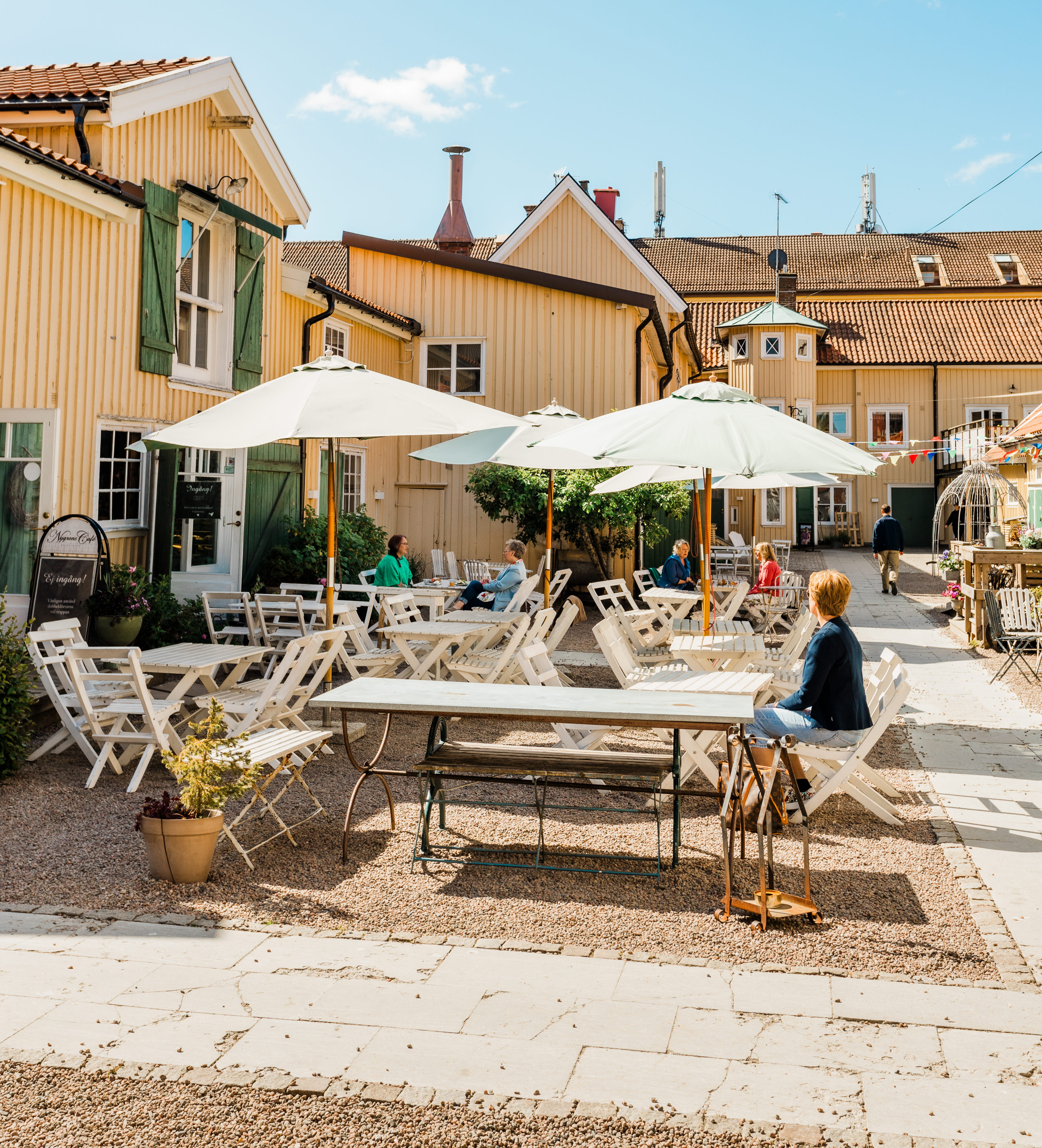 Grupp av människor som sitter på en uteservering.