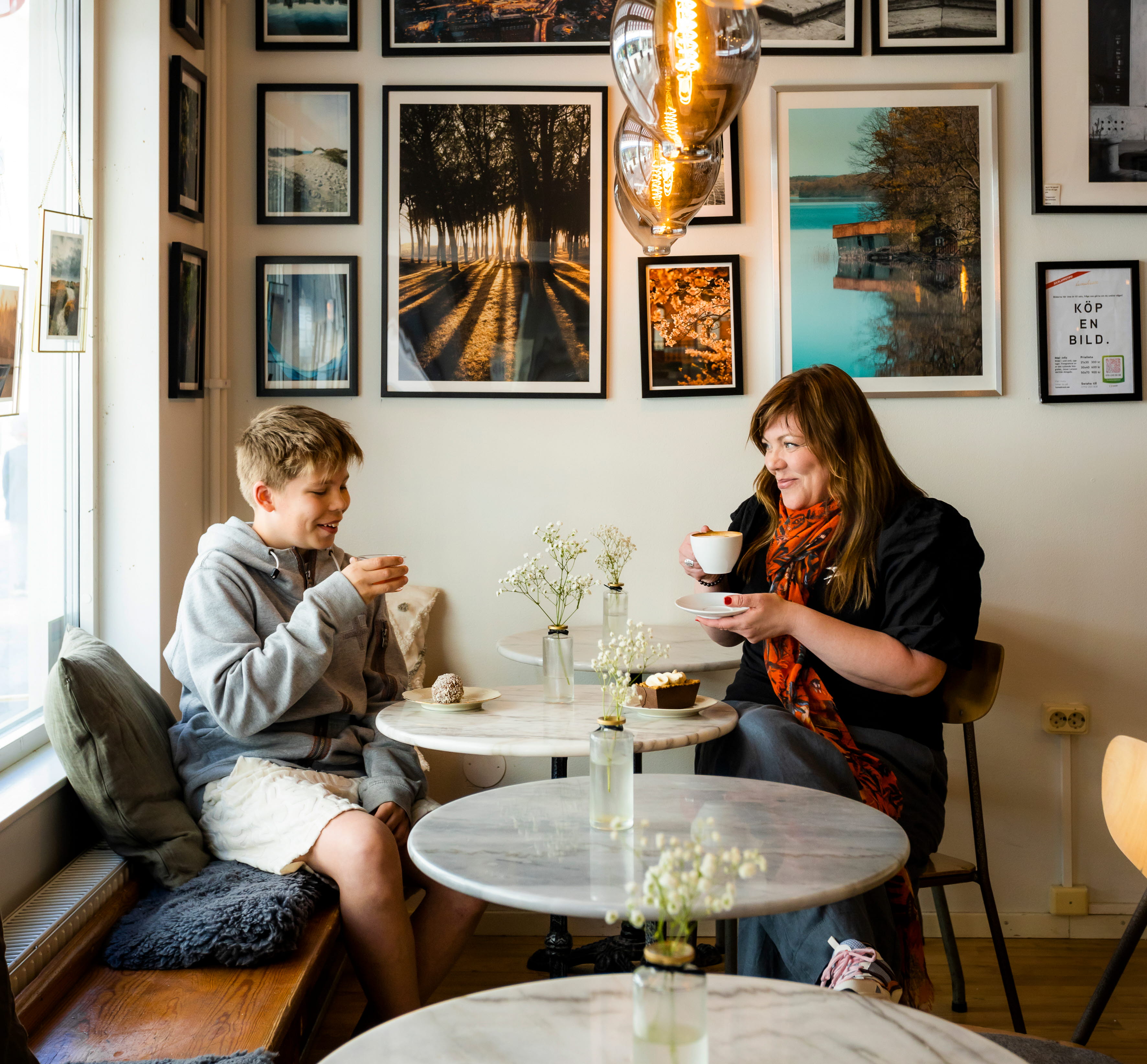 Kvinna fikar tillsammans med en tonåring. 