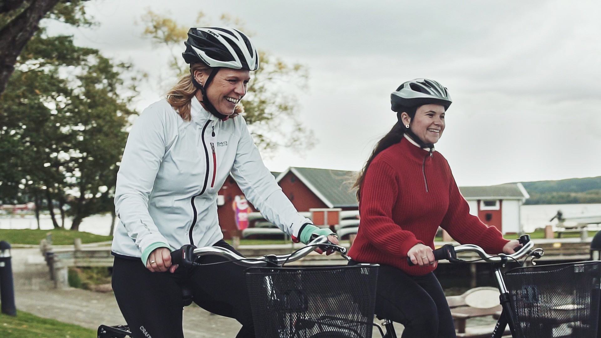 Två kvinnor cyklar Ätradalsleden