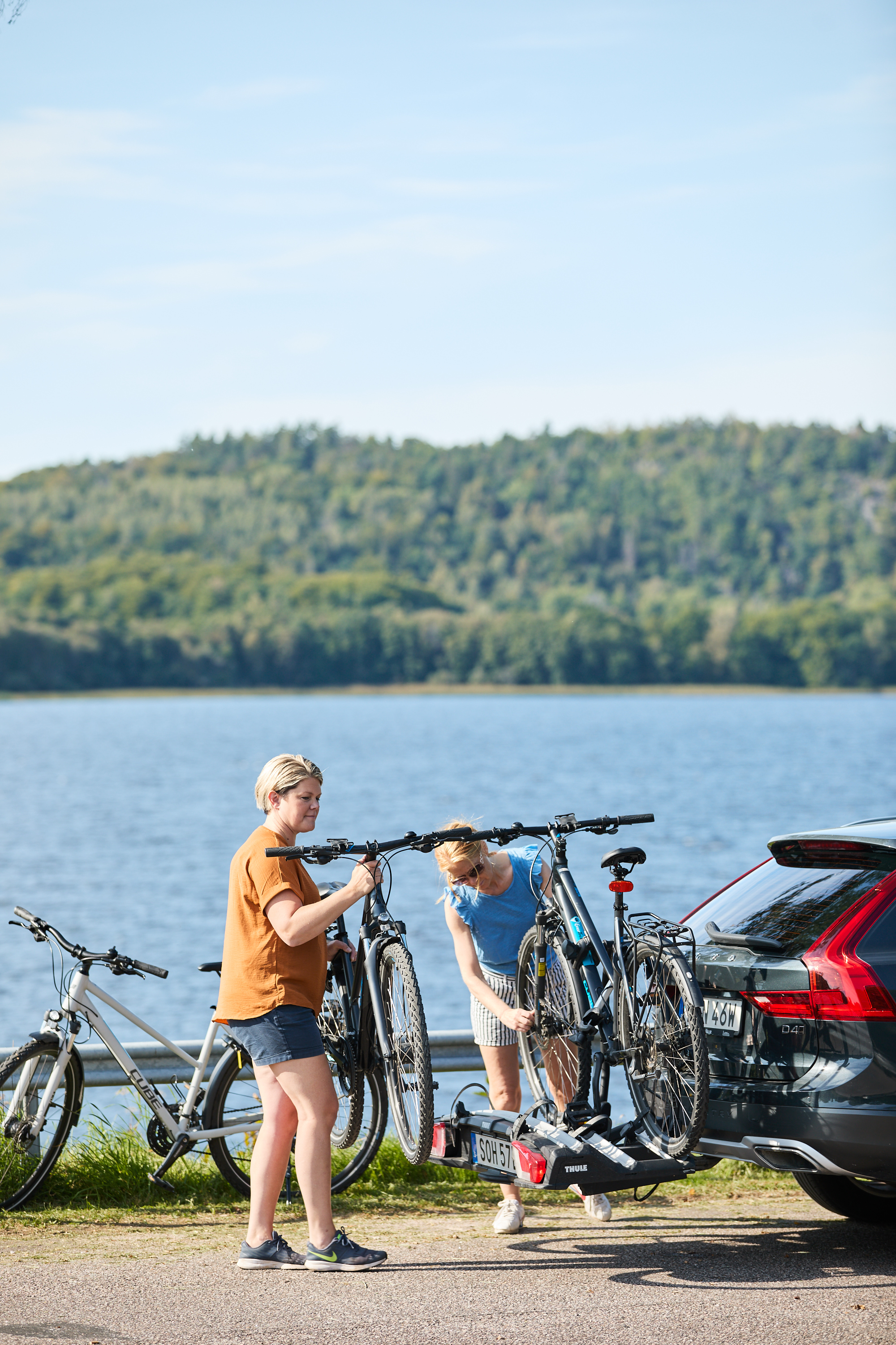 Women packing the car