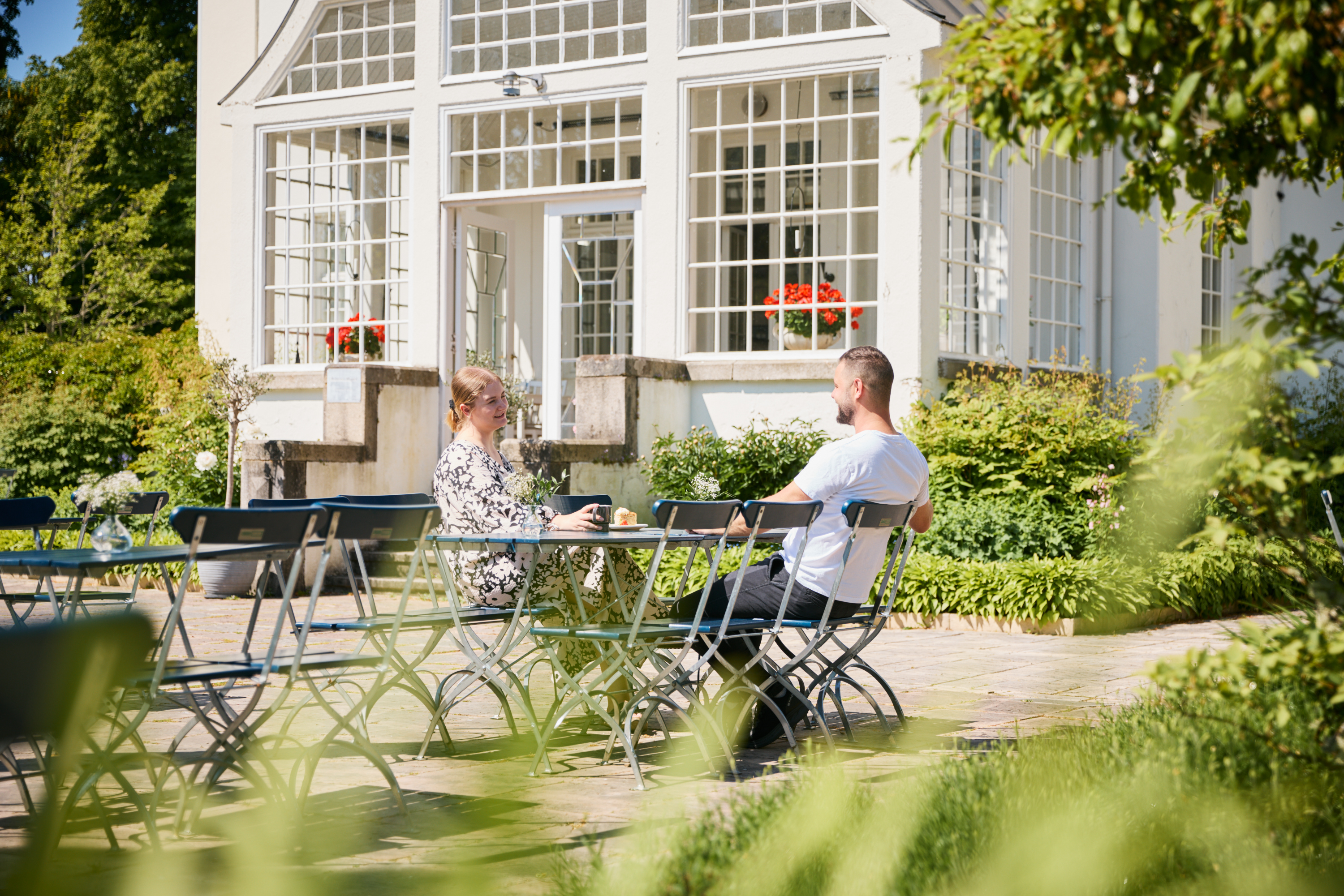 Gäster som umgås på en herrgård.