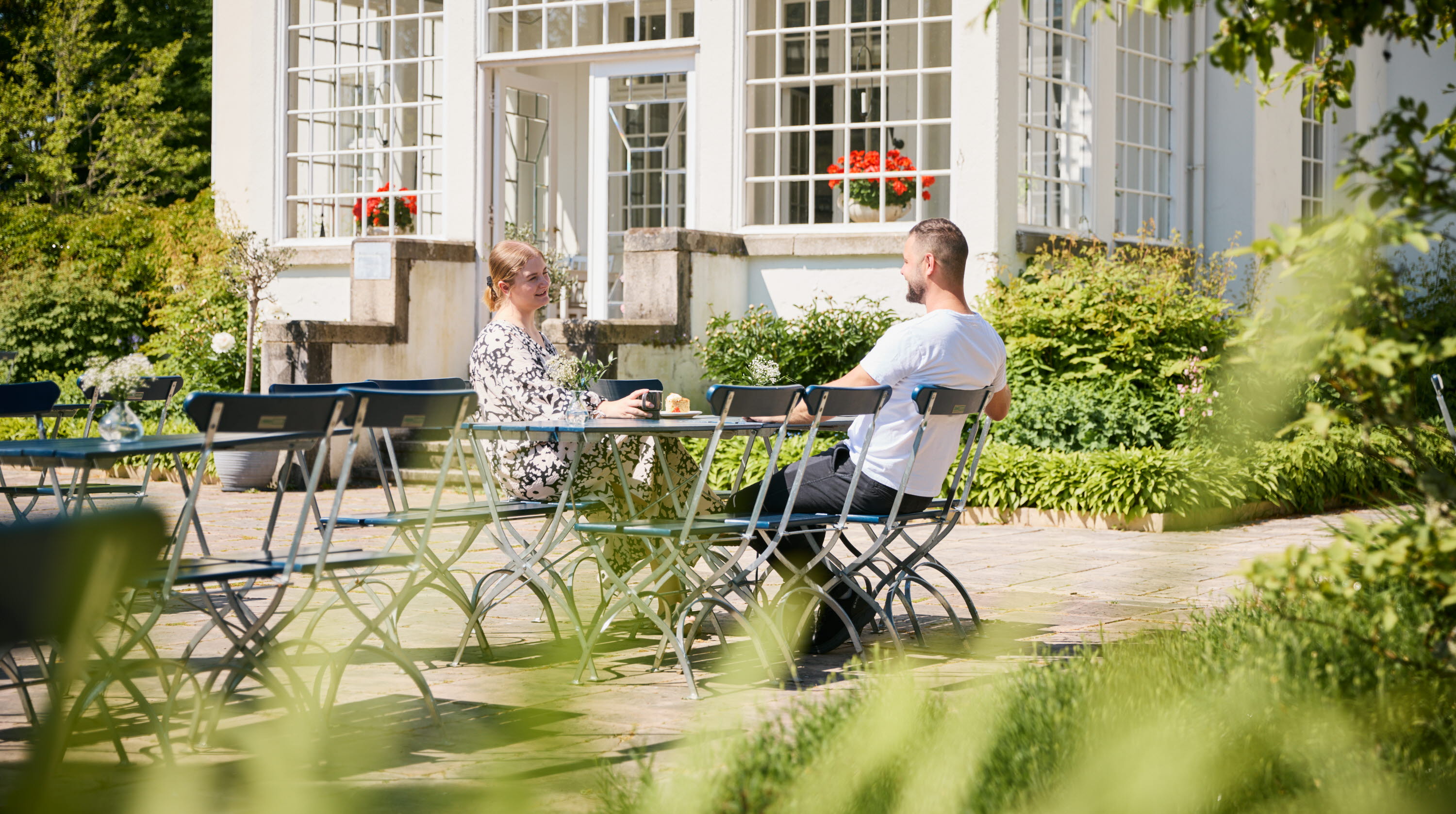 Gäster som umgås på en herrgård.