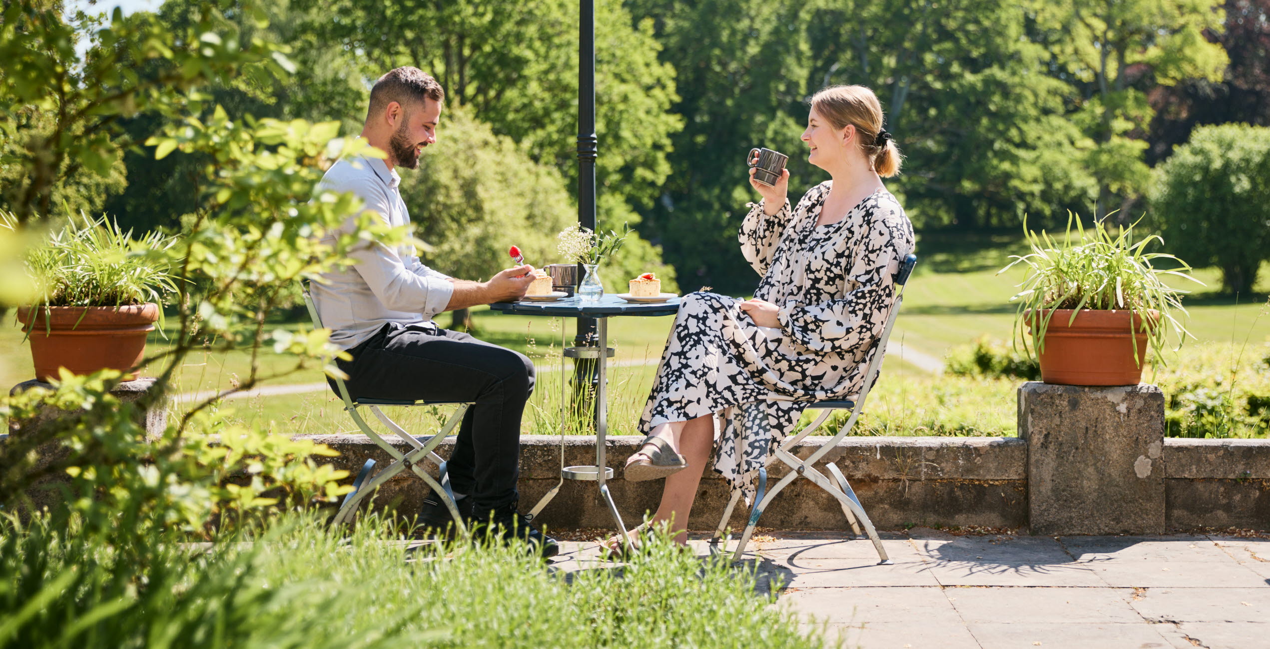 Gäster som umgås på en herrgård.