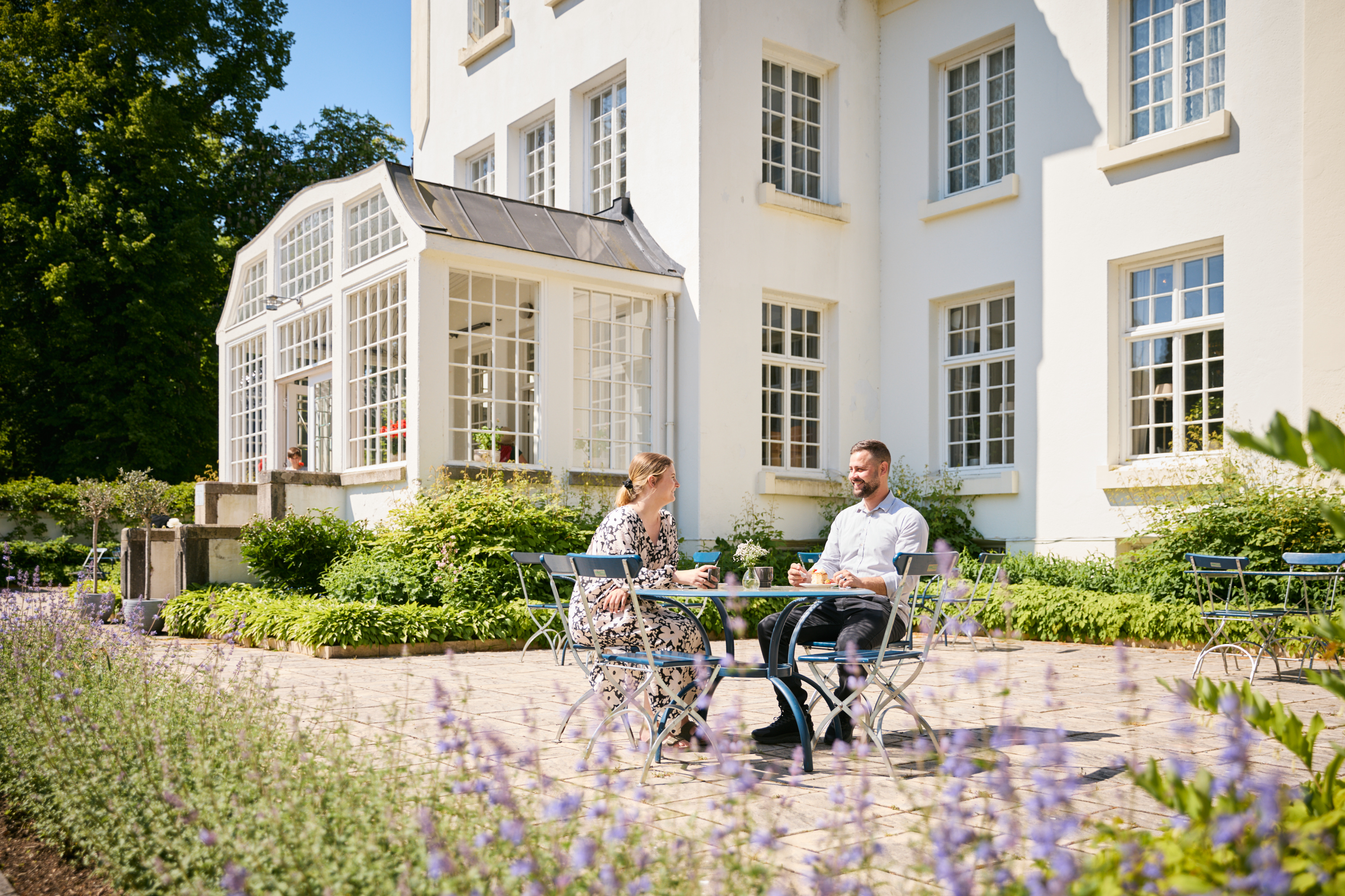 Gäster som umgås på en herrgård.