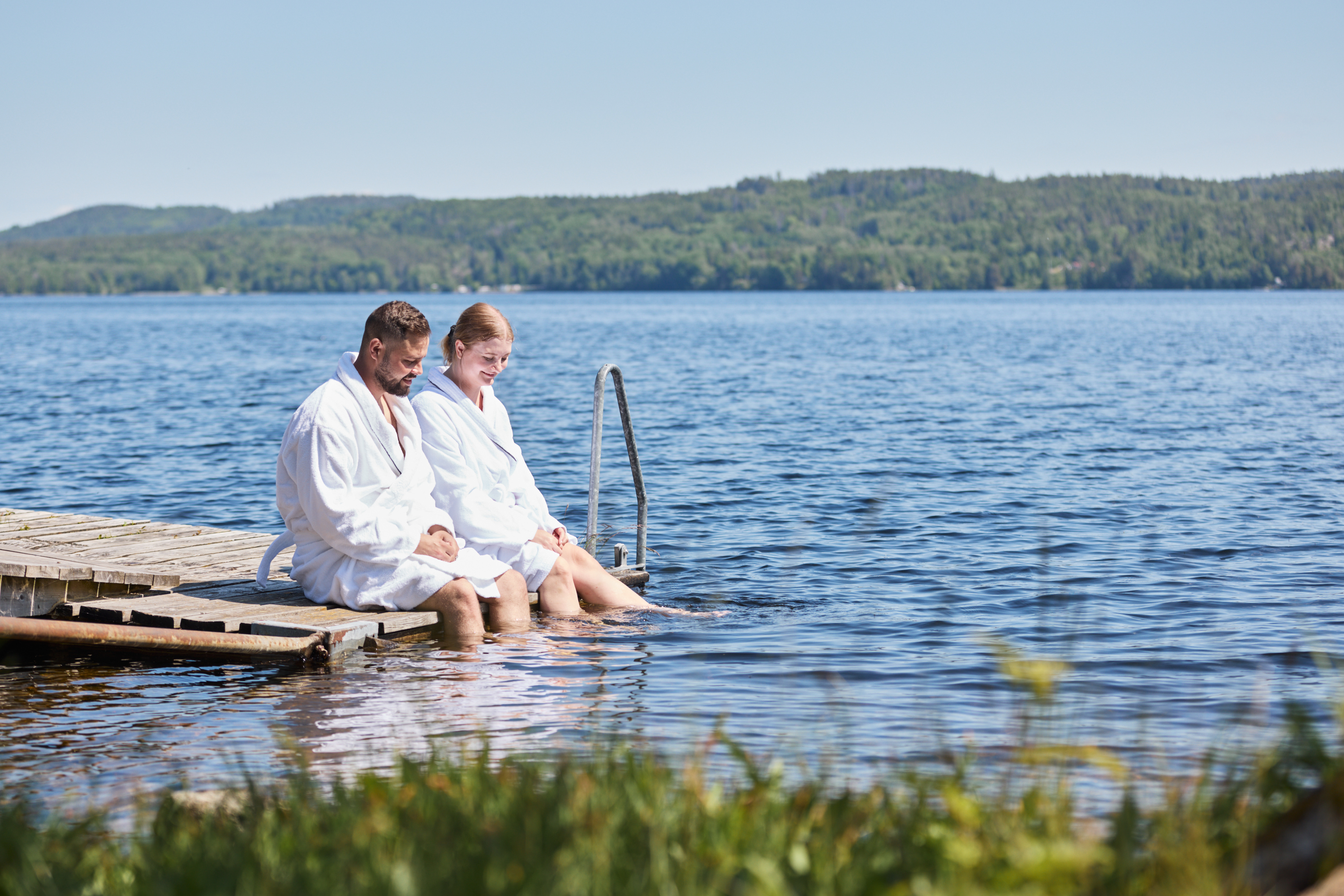 Två personer badar.
