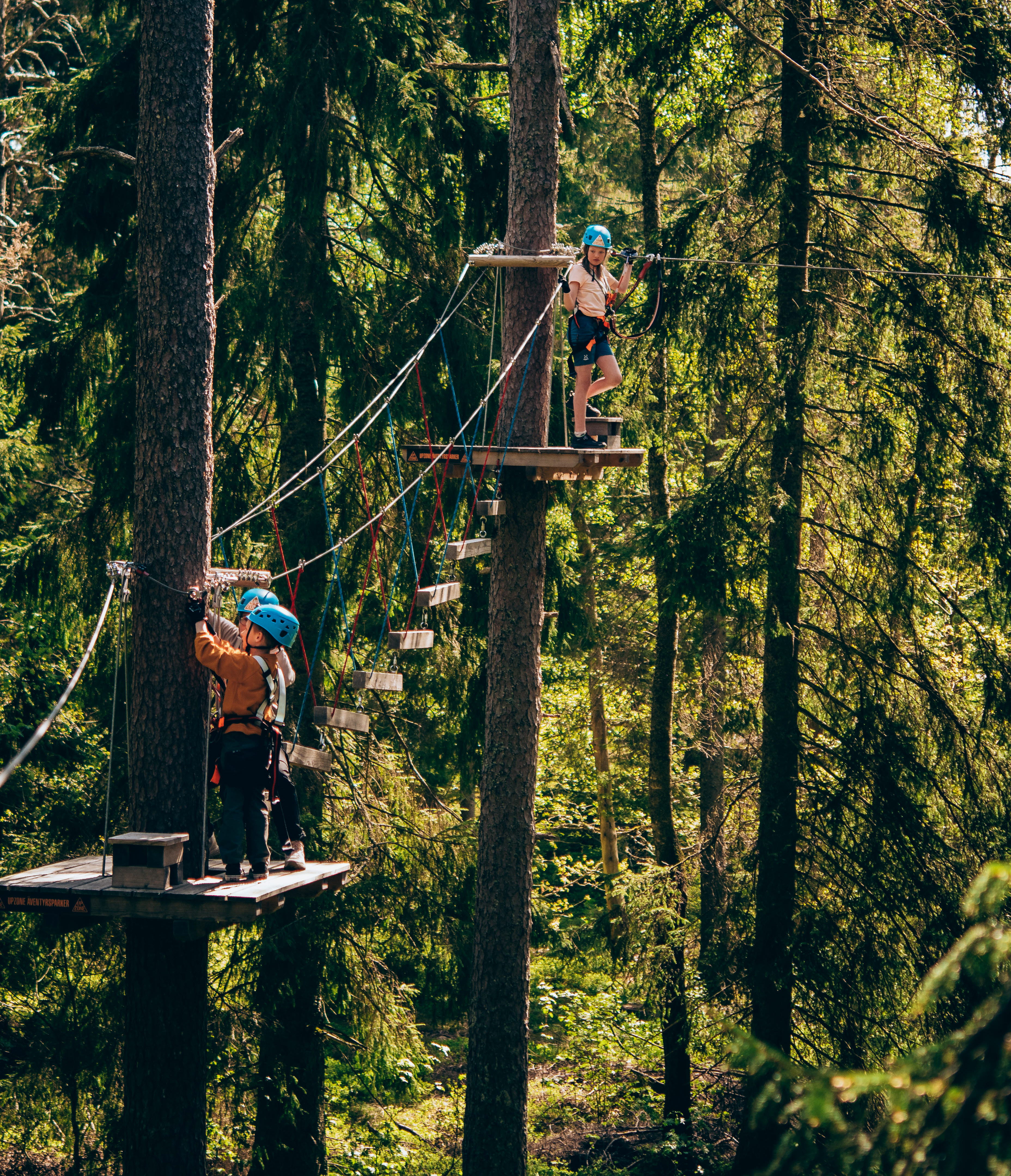 Aktiva barn klättrar hos Upzone