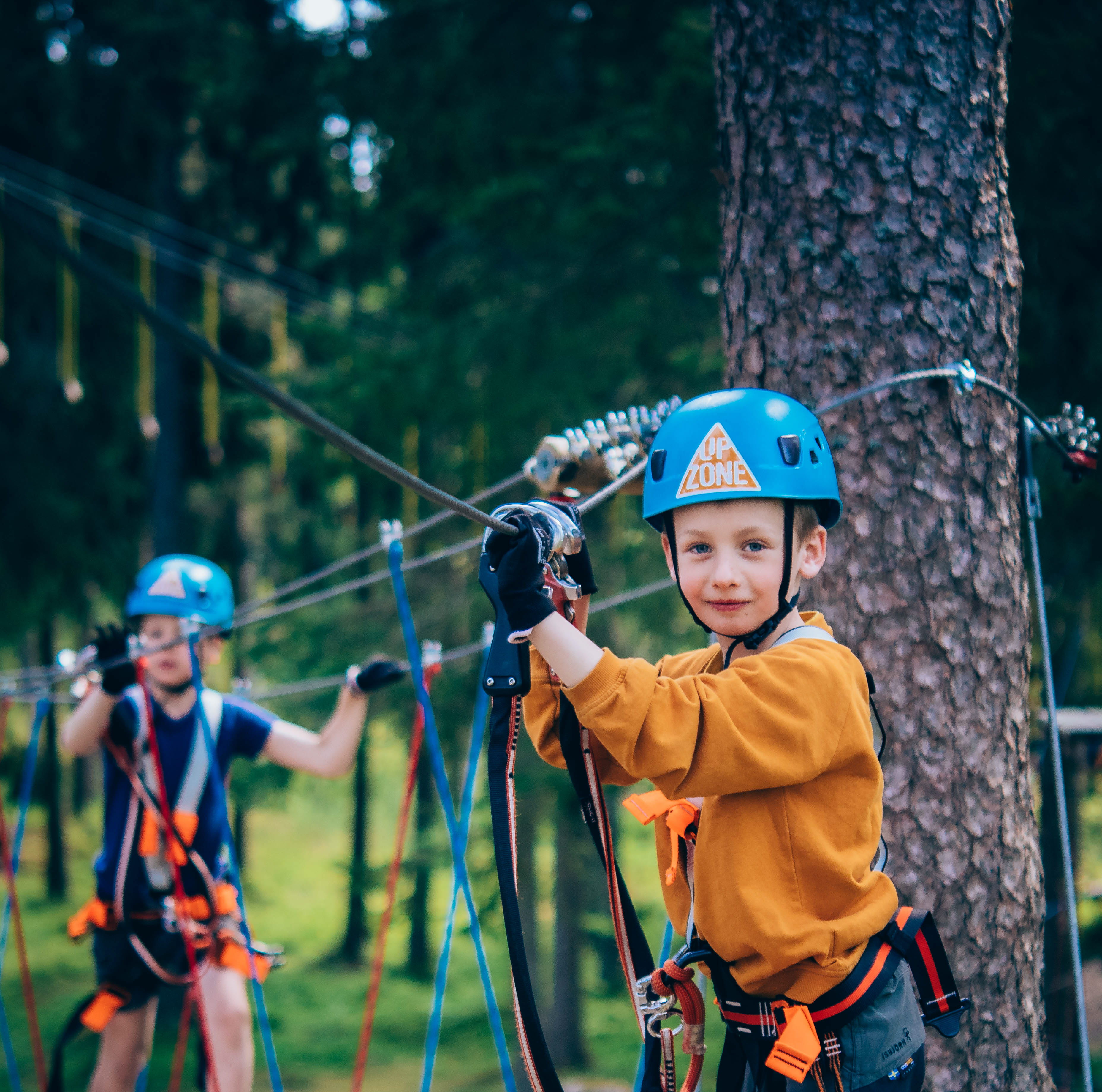 Aktiva barn klättrar hos Upzone