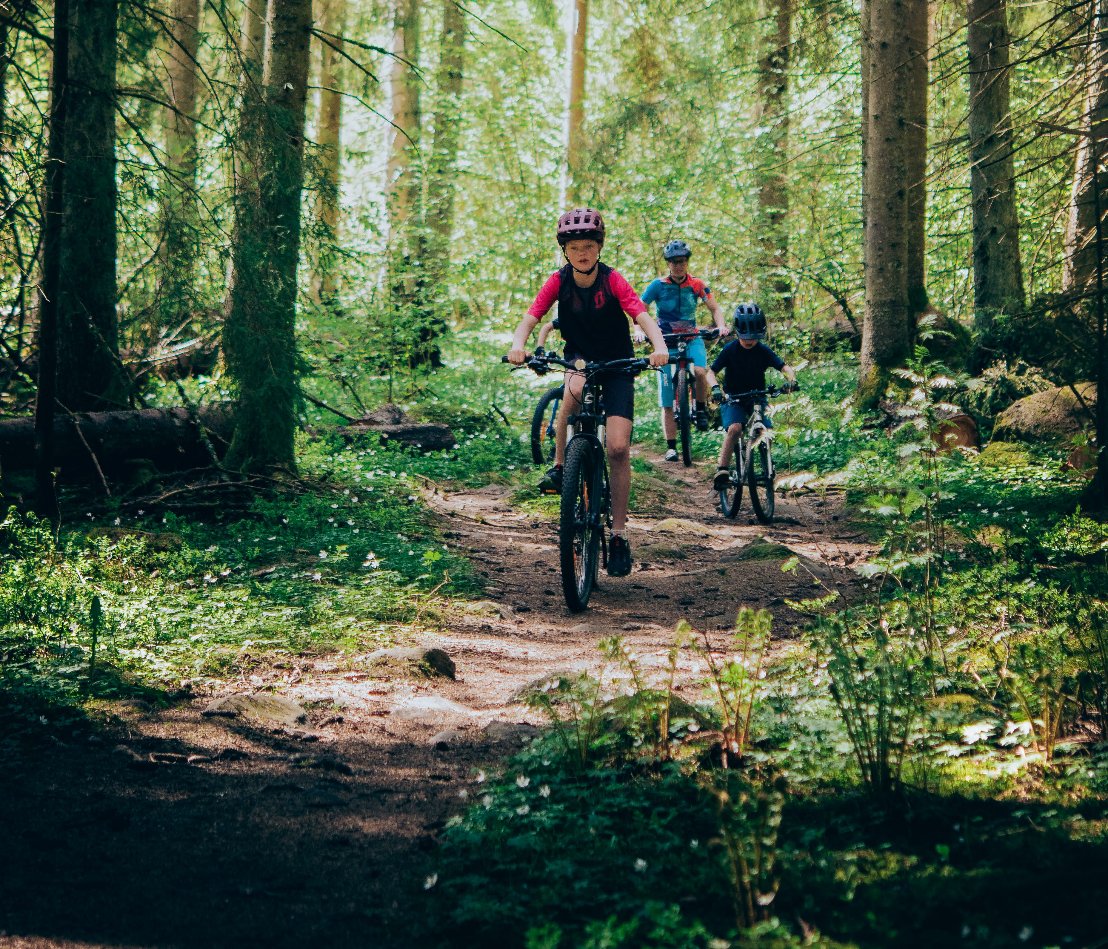 Aktiva barn cyklar på Billingen.