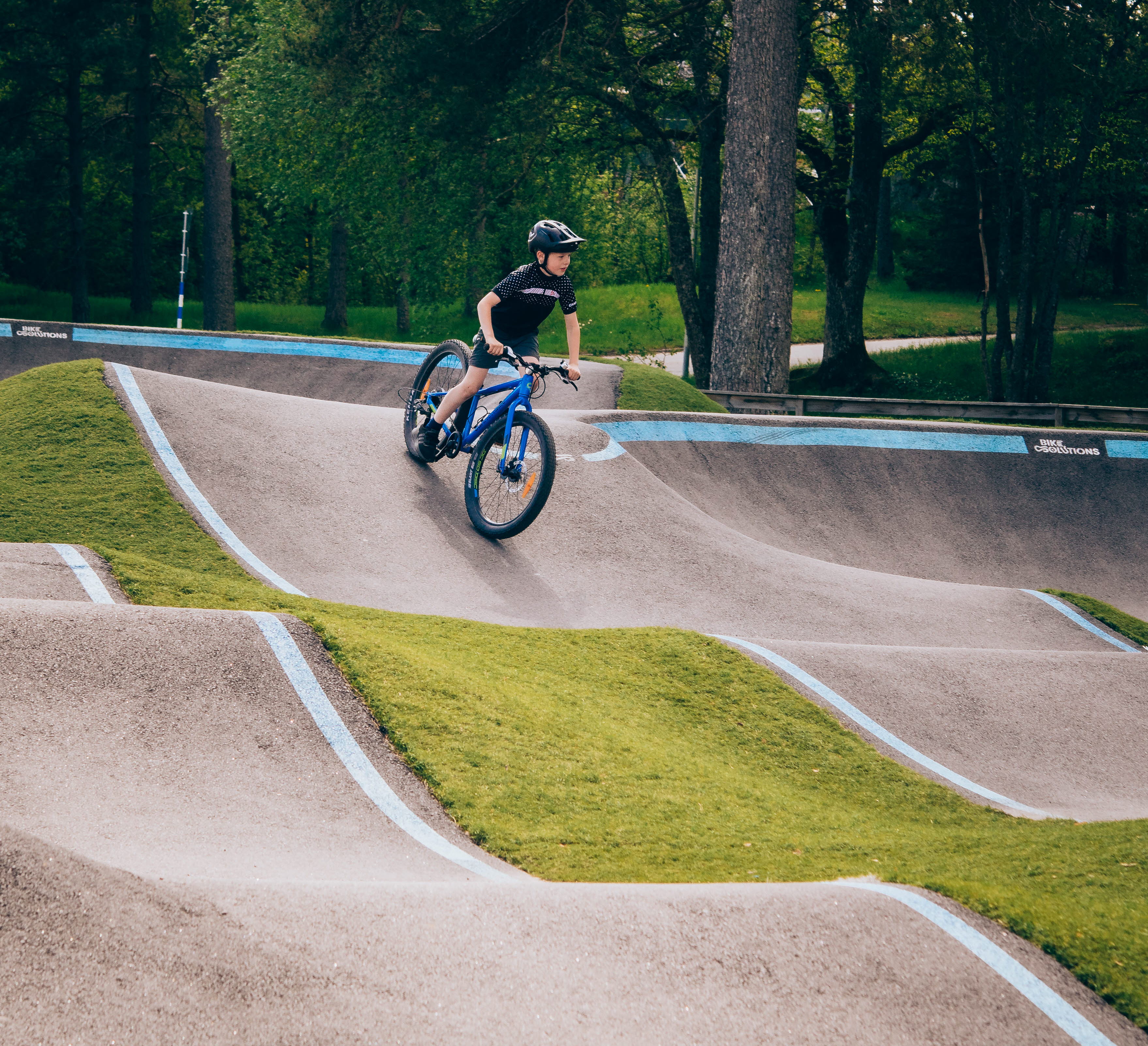 Aktiva barn cyklar på Billingen.