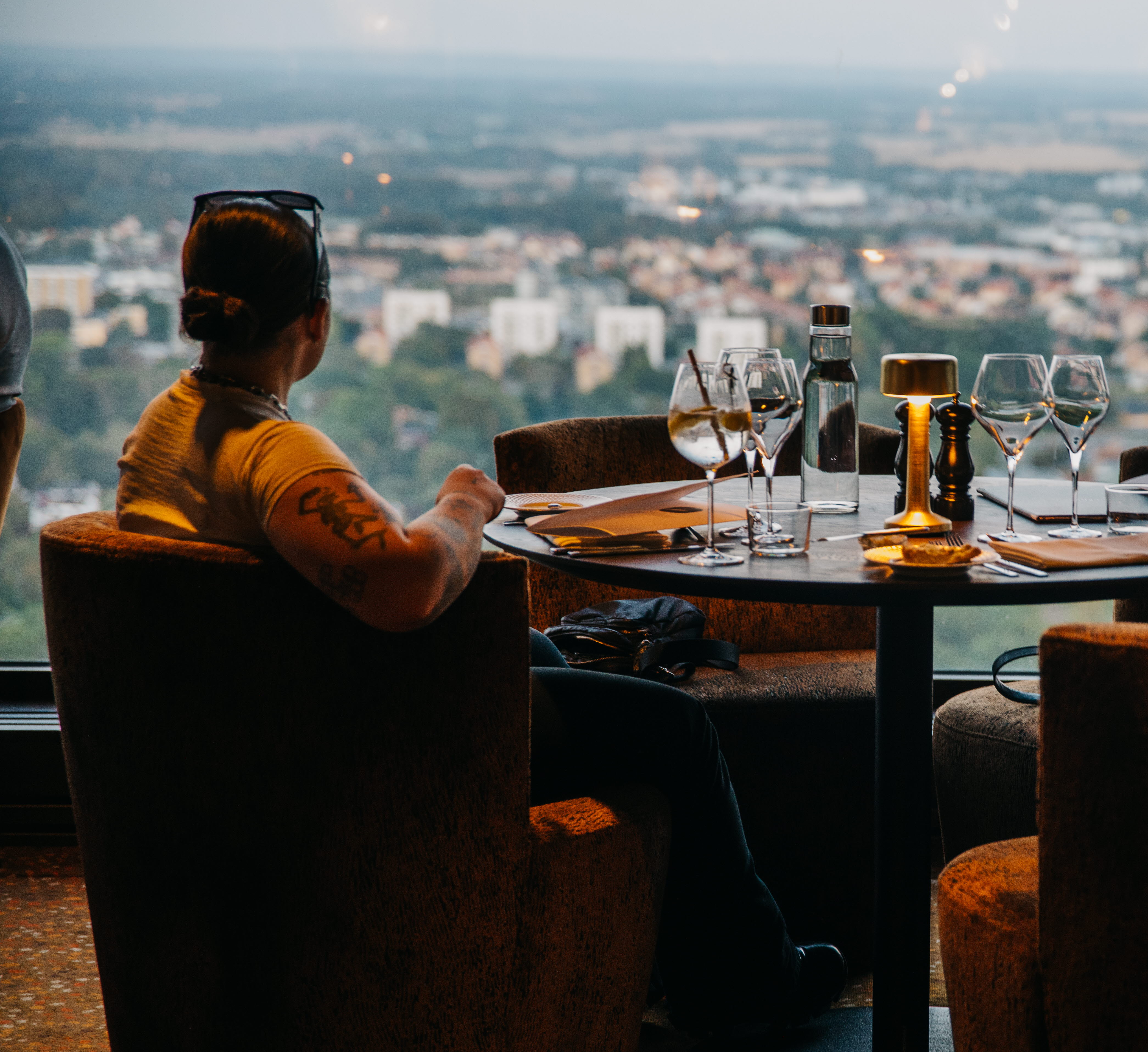 Kvinna i hotellmiljö på Billingehus.