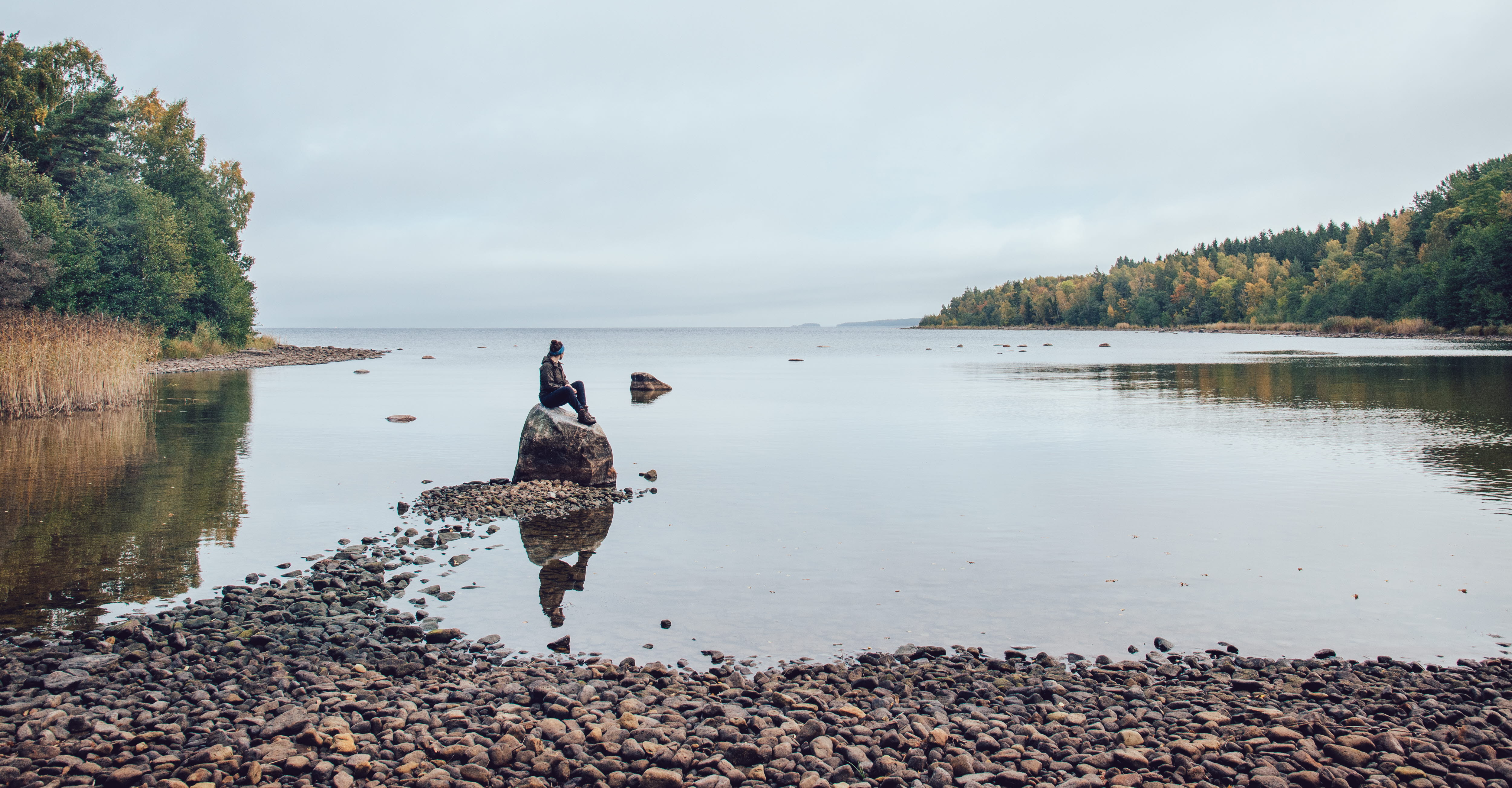 Women hike on Biosfärleden