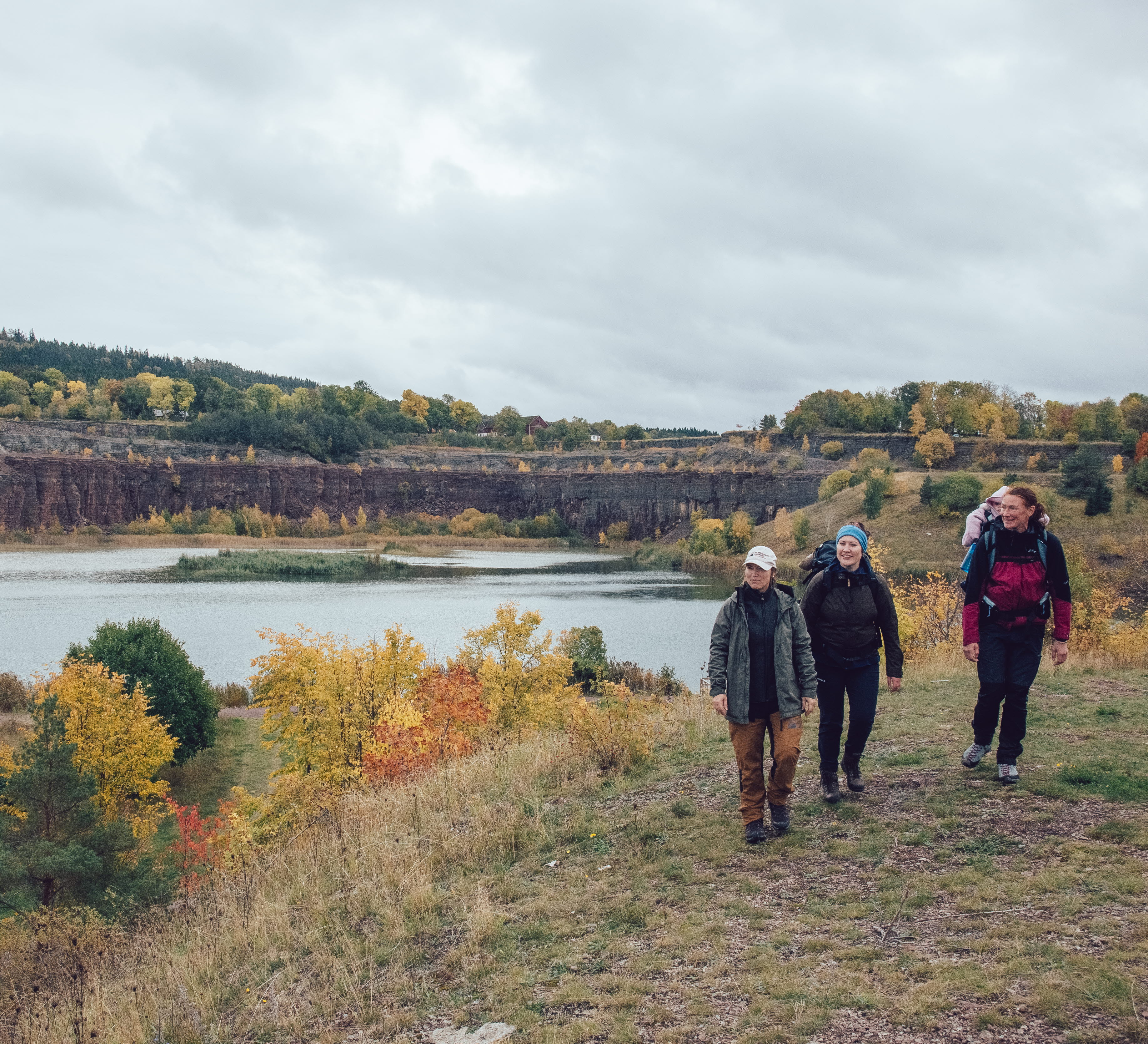 Women hike on Biosfärleden