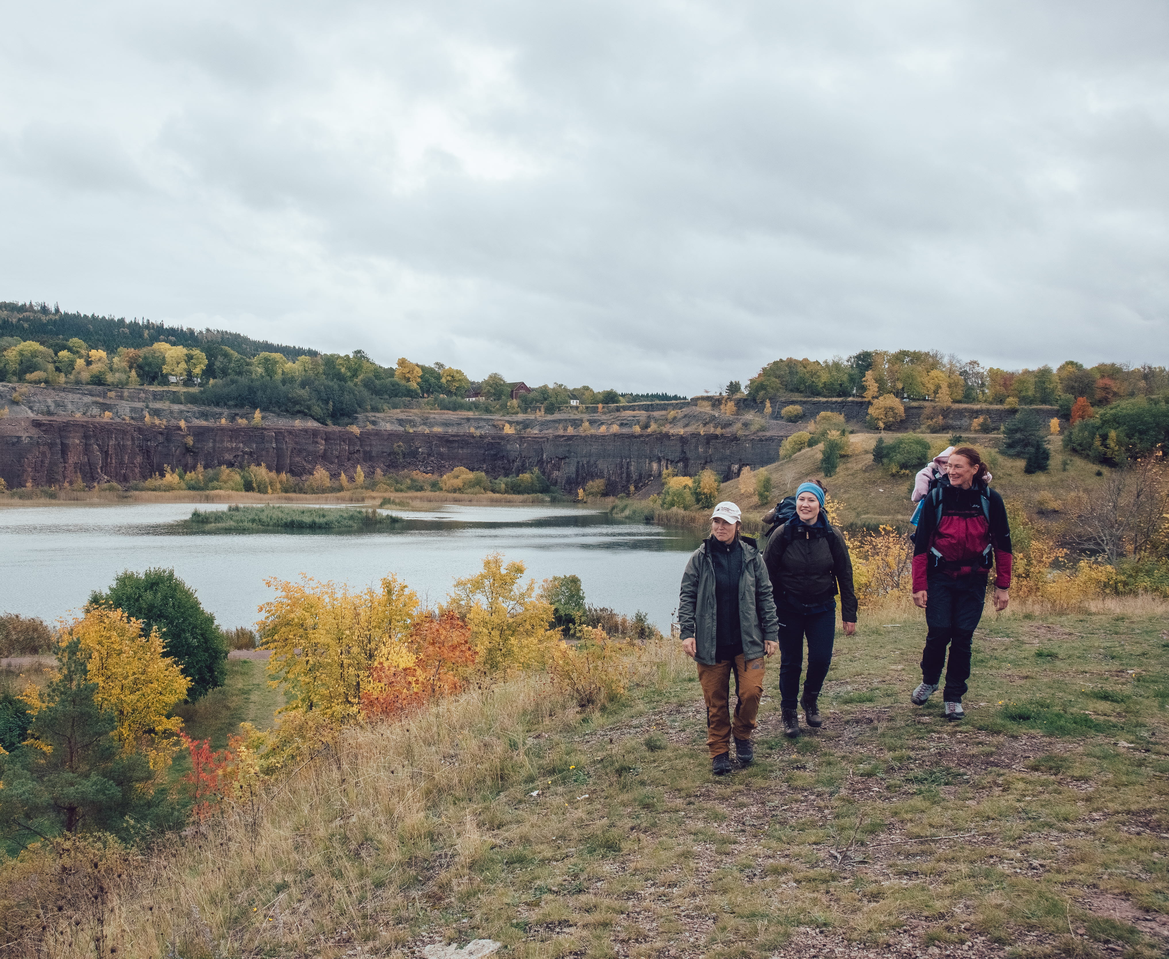 Kvinnor vandrar på Biosfärleden
