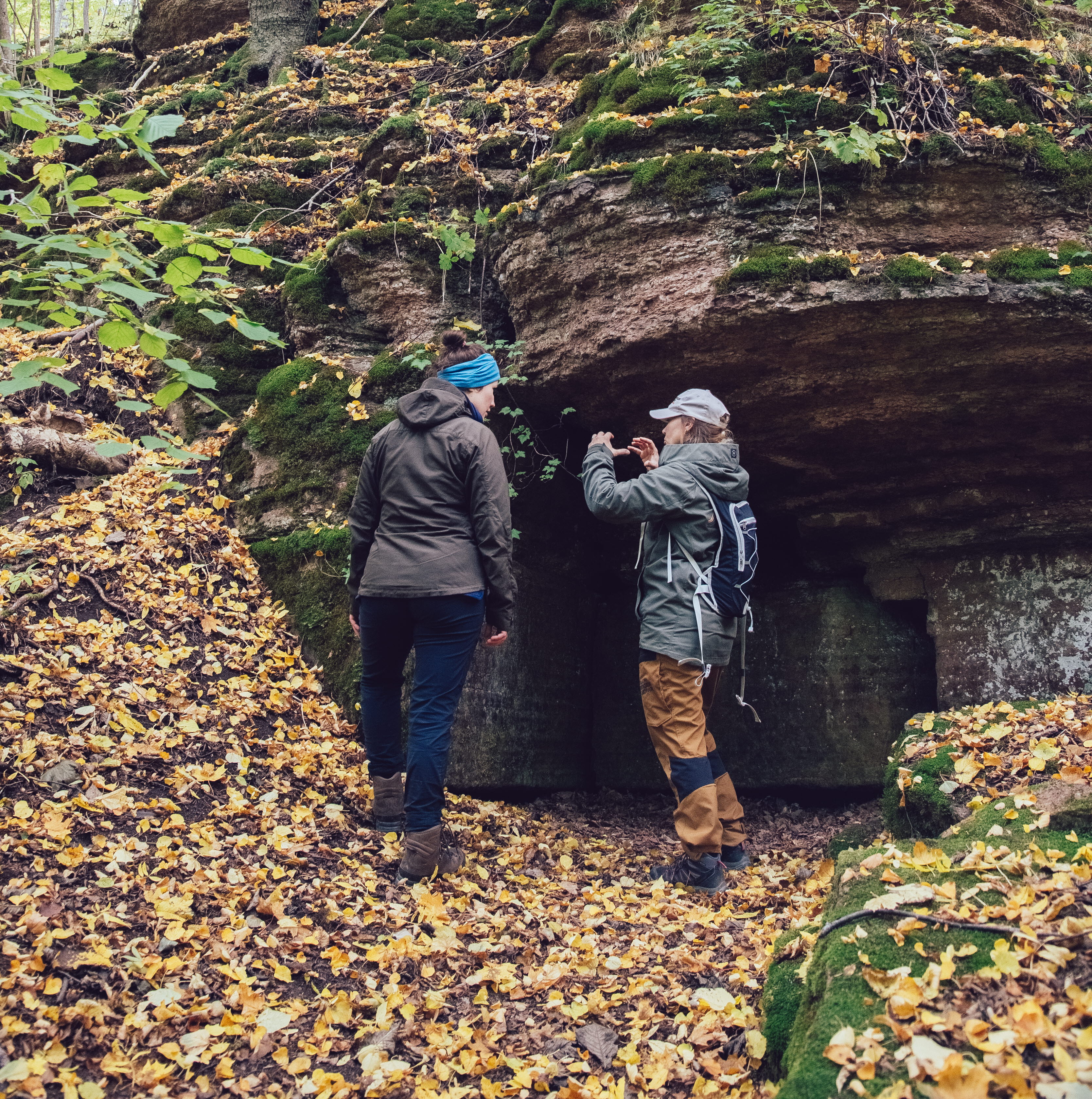 Women hike on Biosfärleden