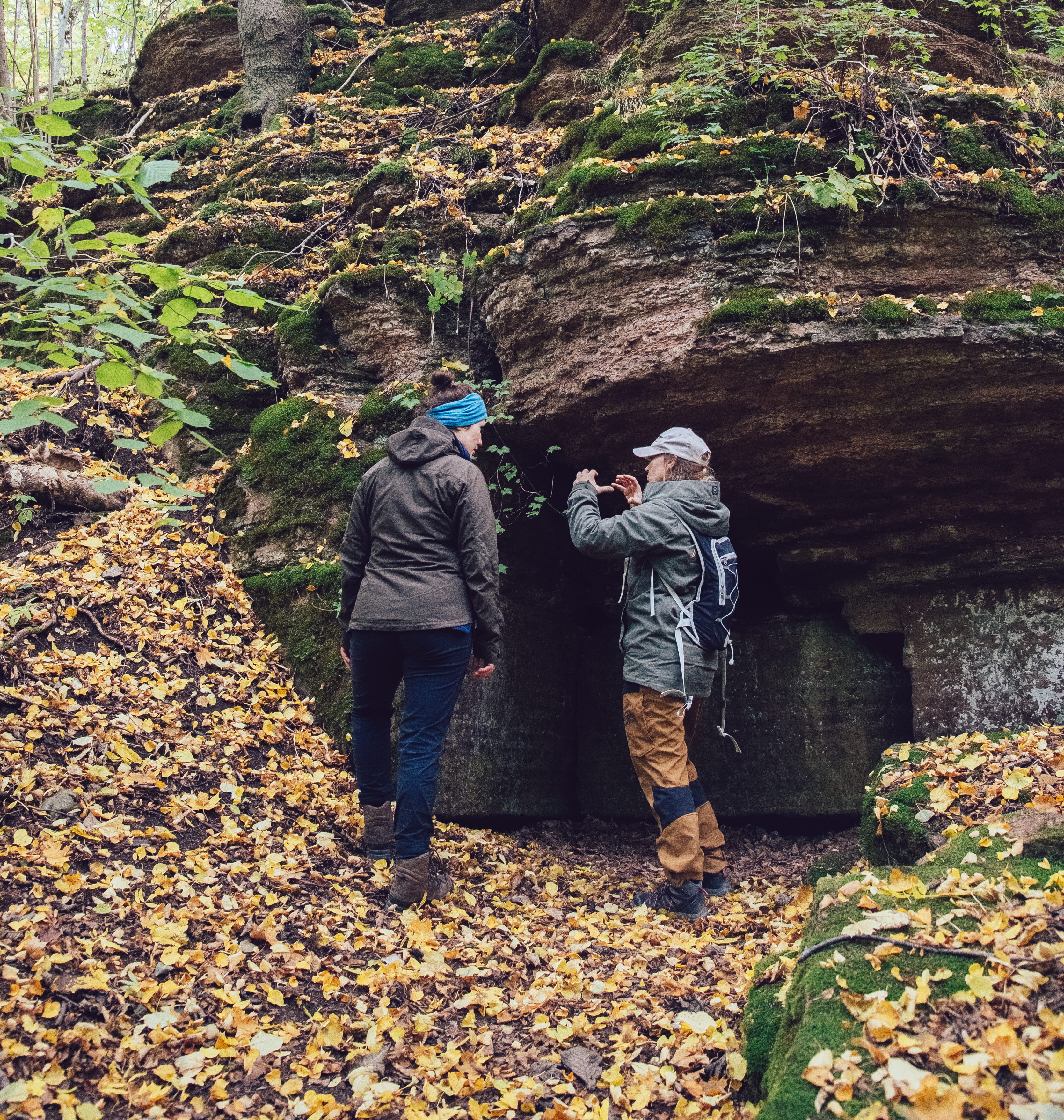 Women hike on Biosfärleden