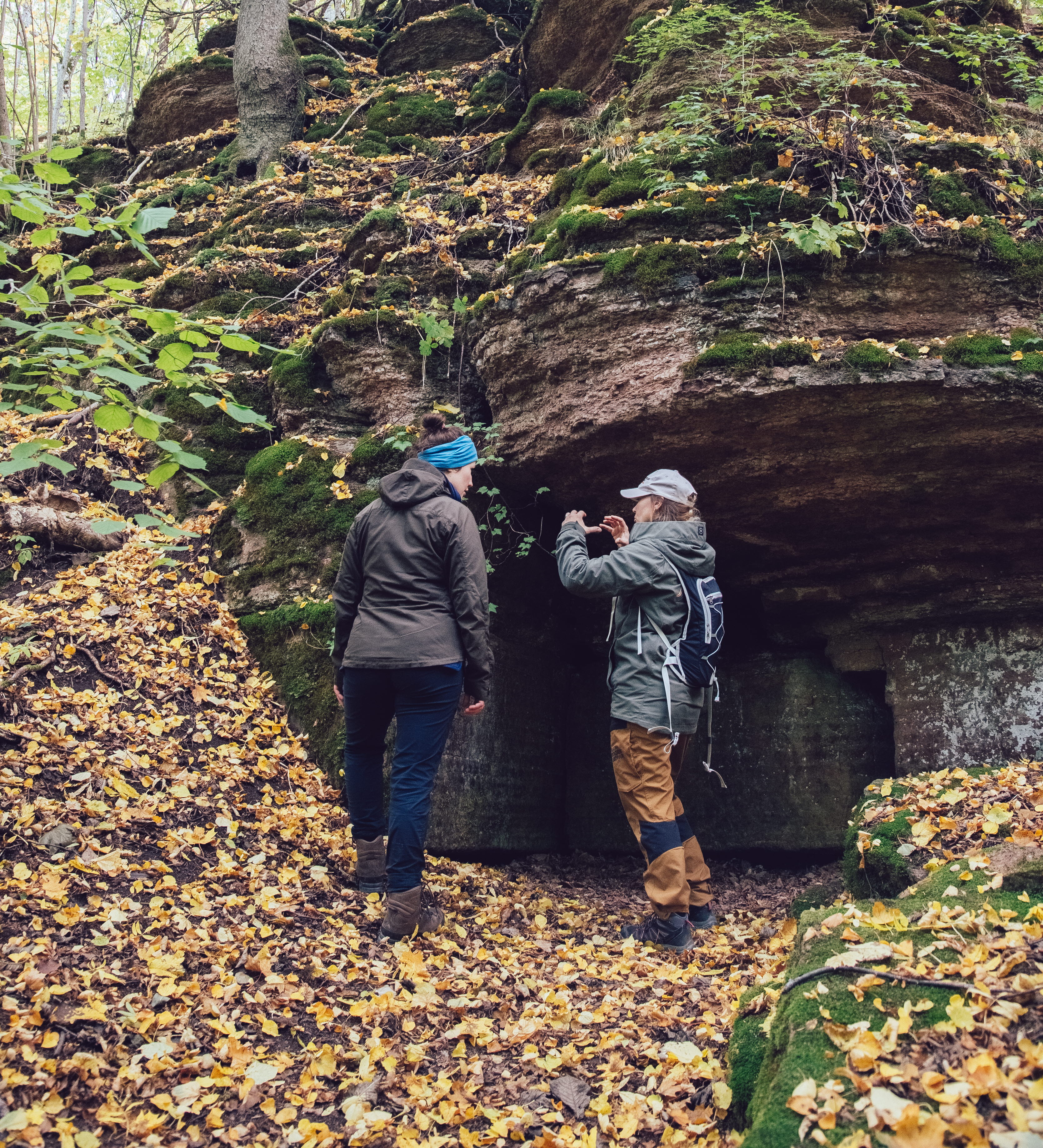 Women hike on Biosfärleden
