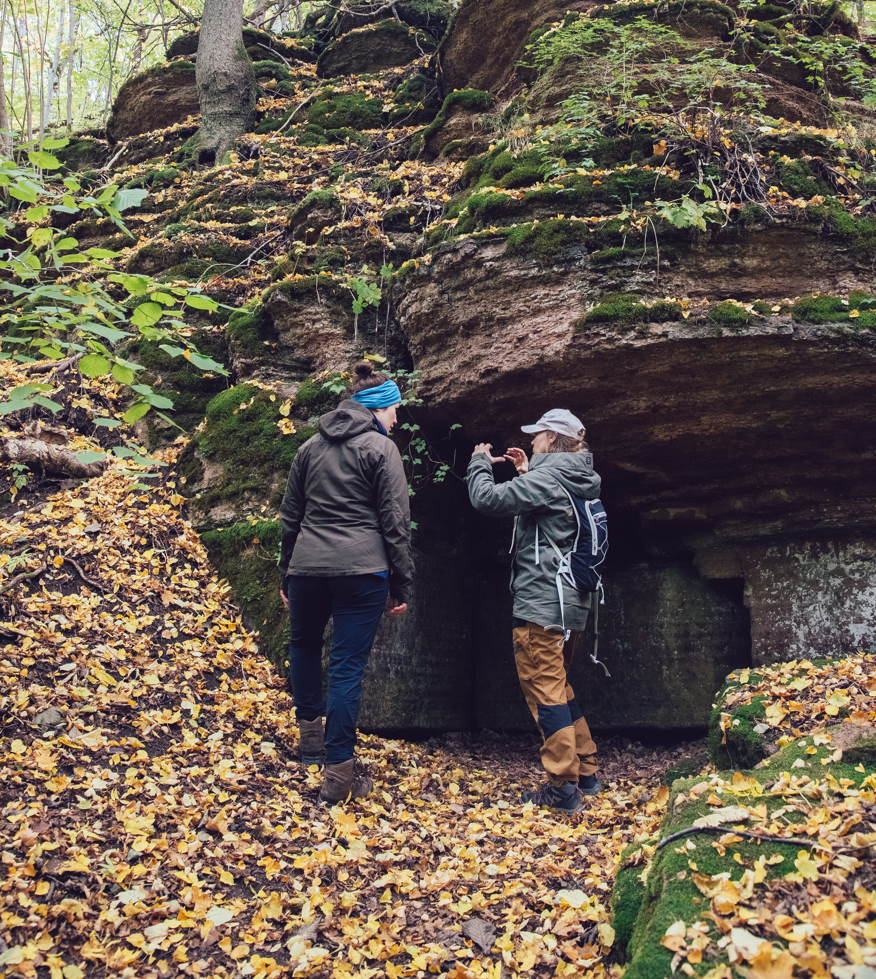 Women hike on Biosfärleden