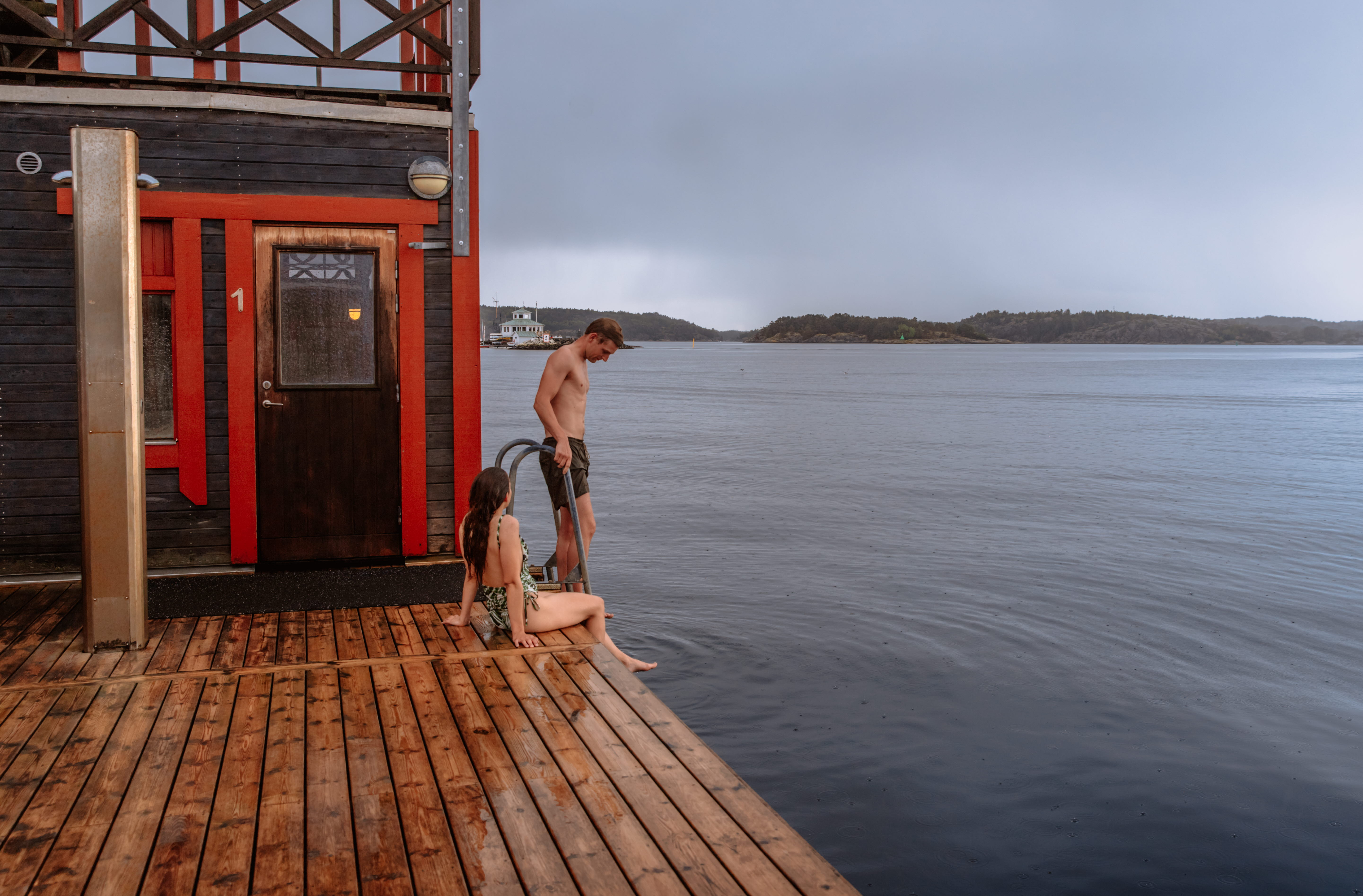 Två människor befinner sig i en skärgårdsmiljö.