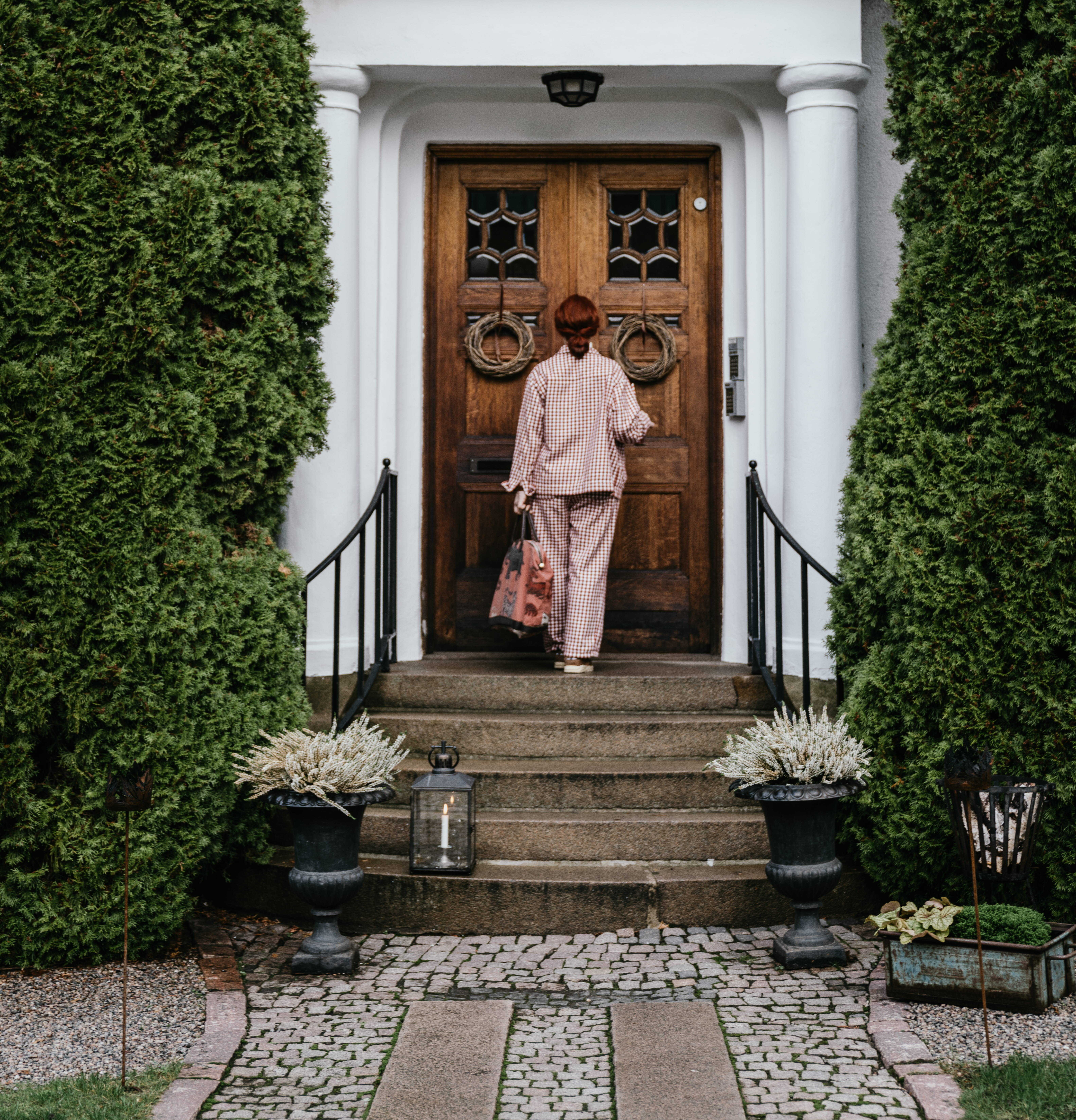 Kvinna upplever Yxhammarsgården i Borås