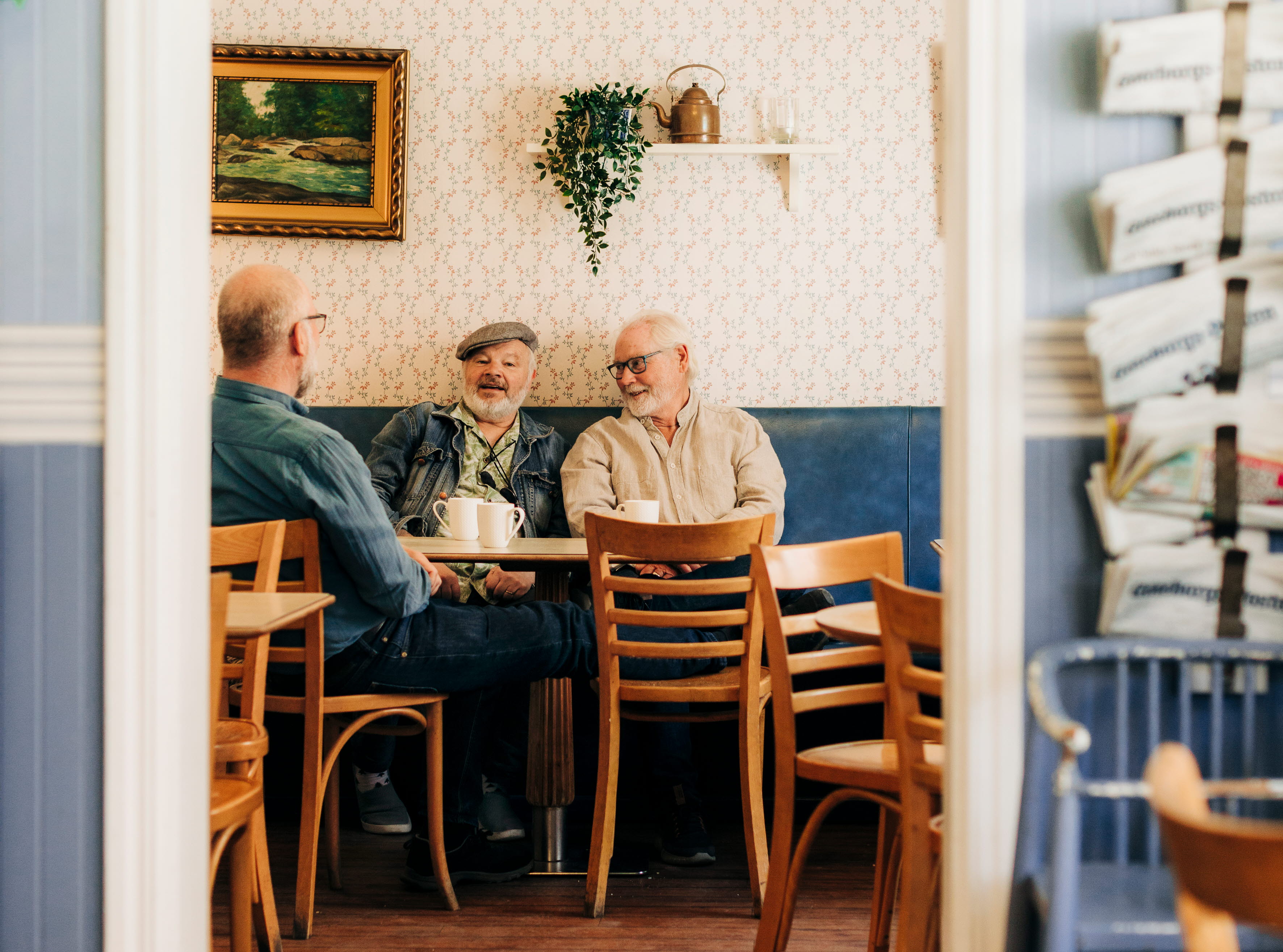 Människor inne på ett kafé.
