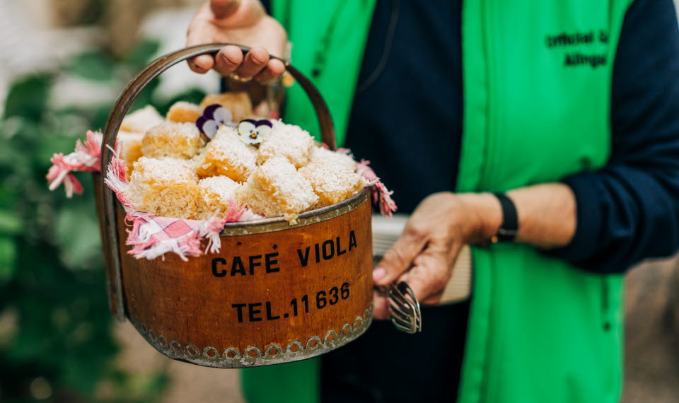 En korg med mjukakakor. 