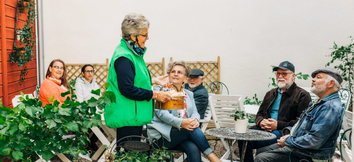 Grupp av människor som sitter på en uteservering.