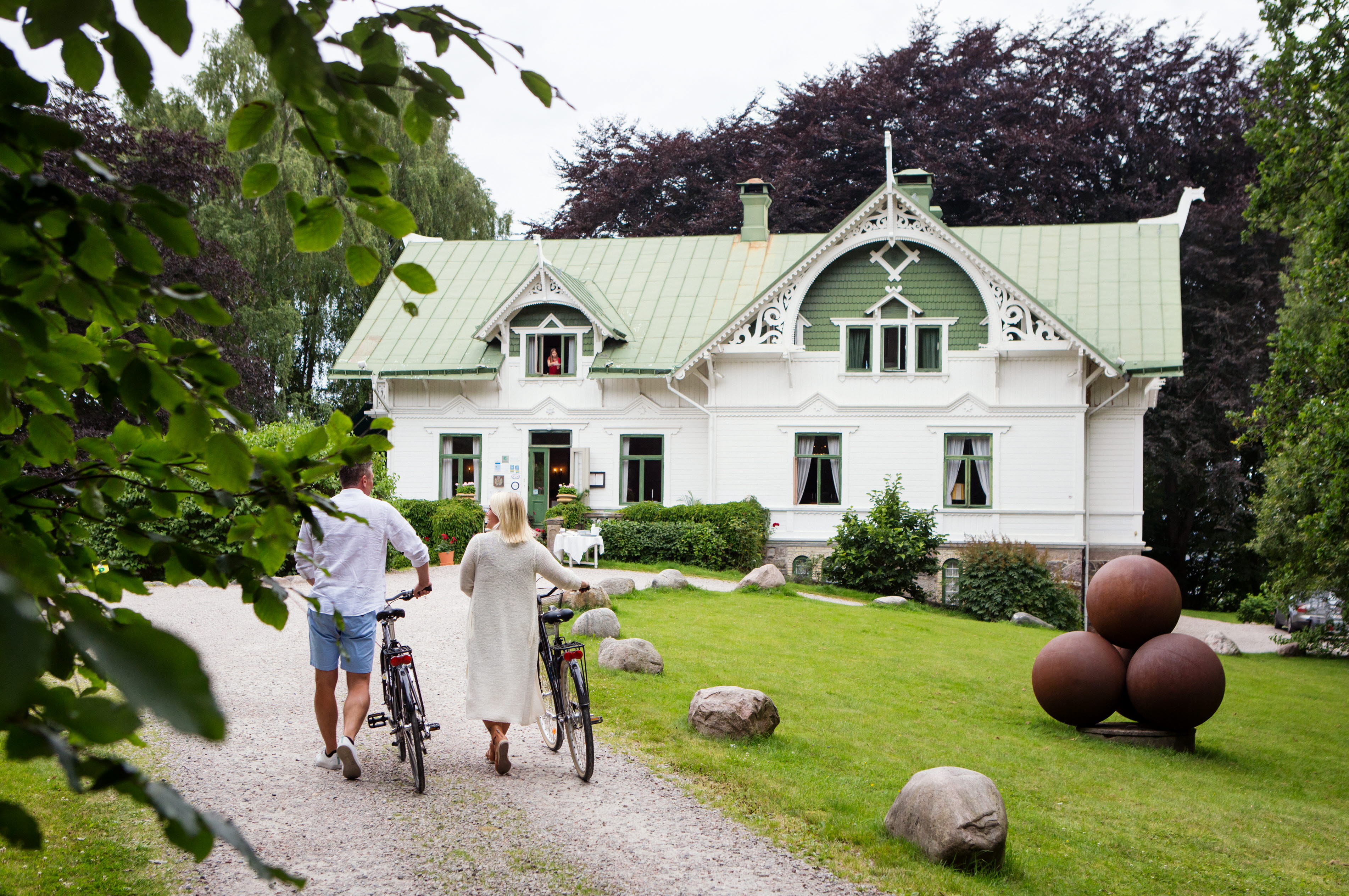 couple with bikes