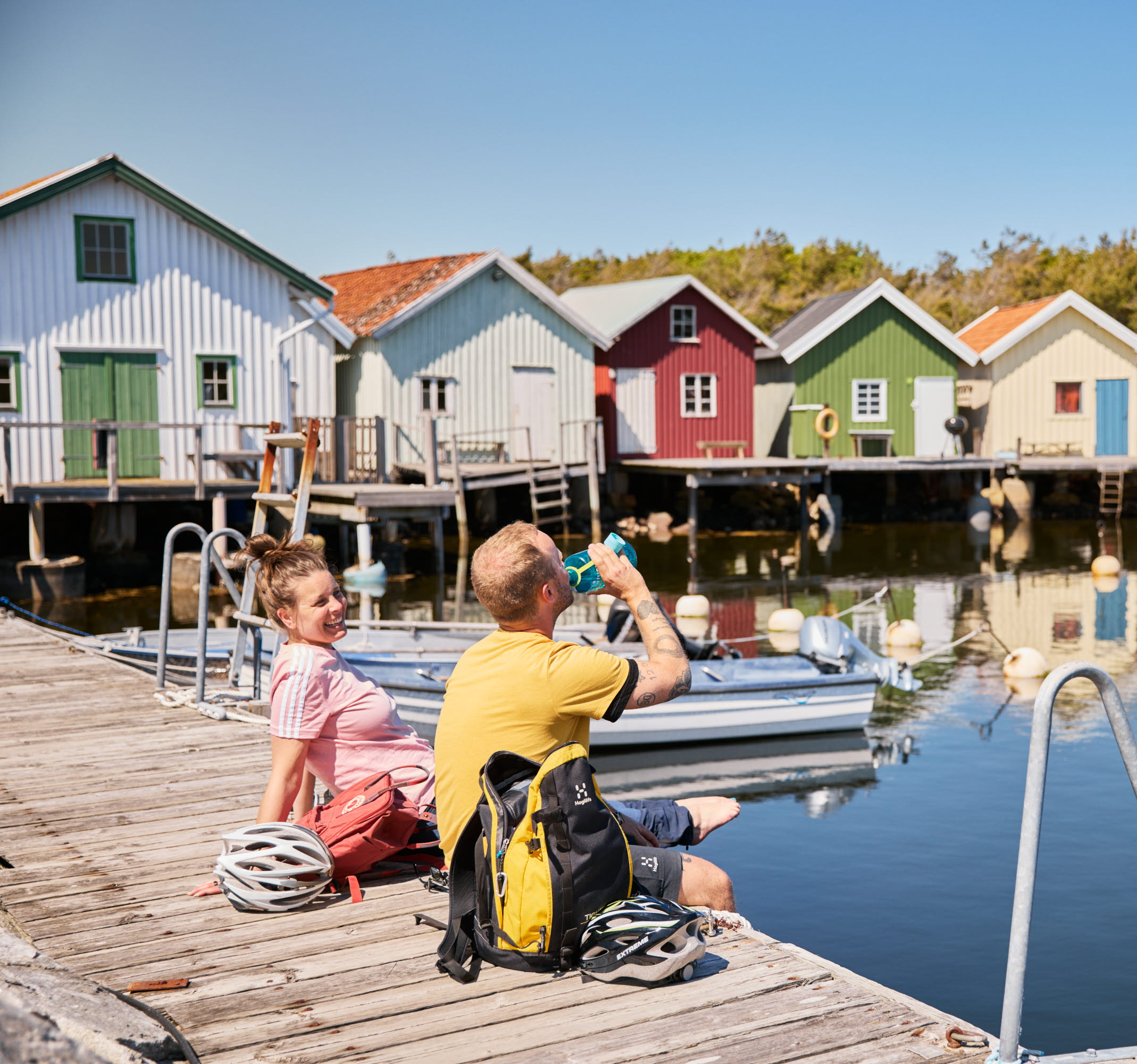 Två personer vilar på en brygga.