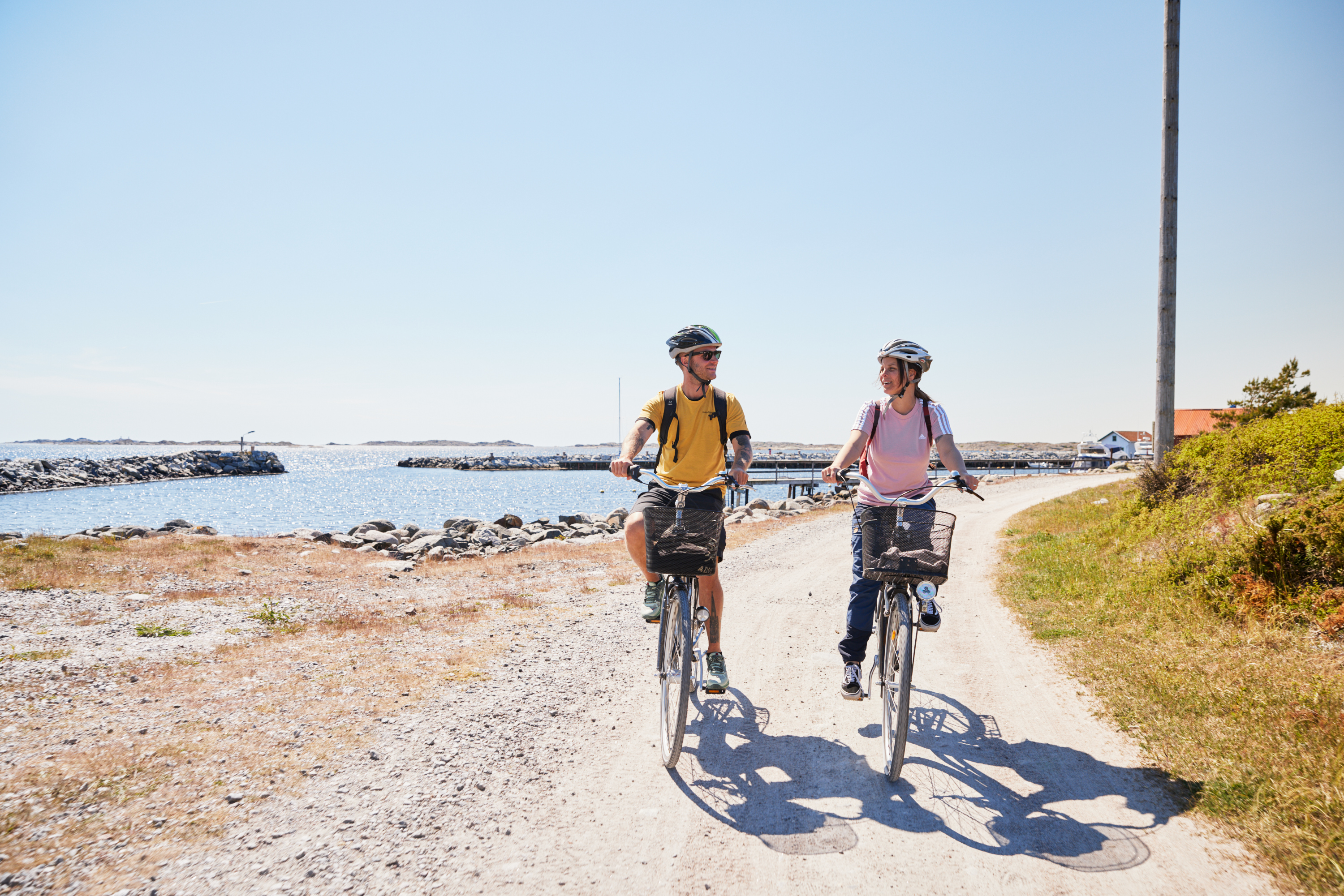 Två personer cyklar på en ö.