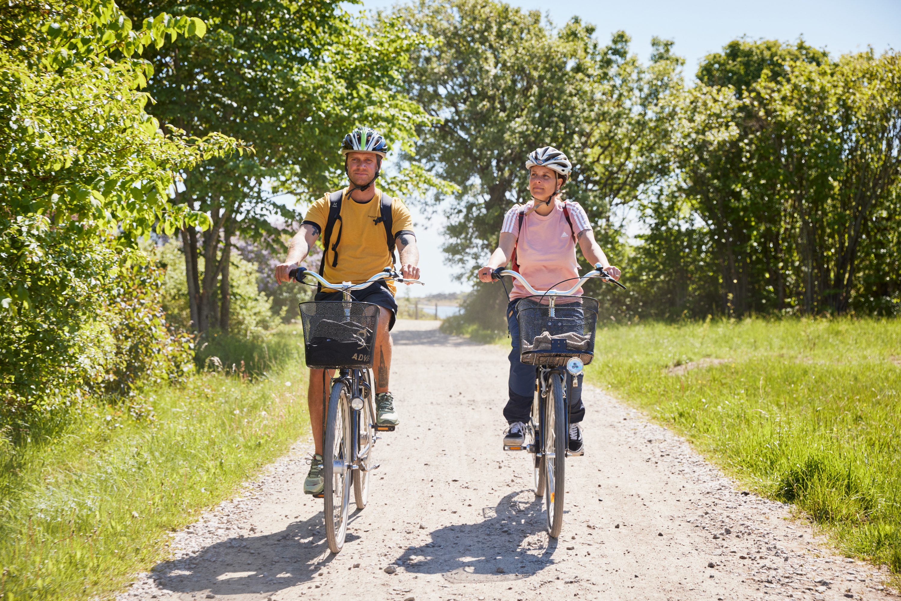 Två personer cyklar på en ö.