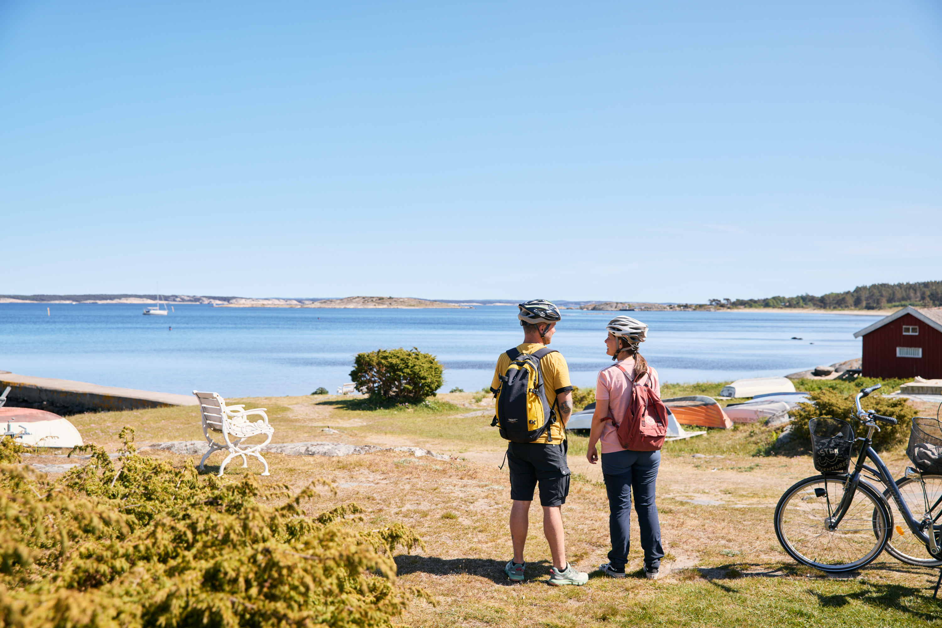 Två personer cyklar på en ö.