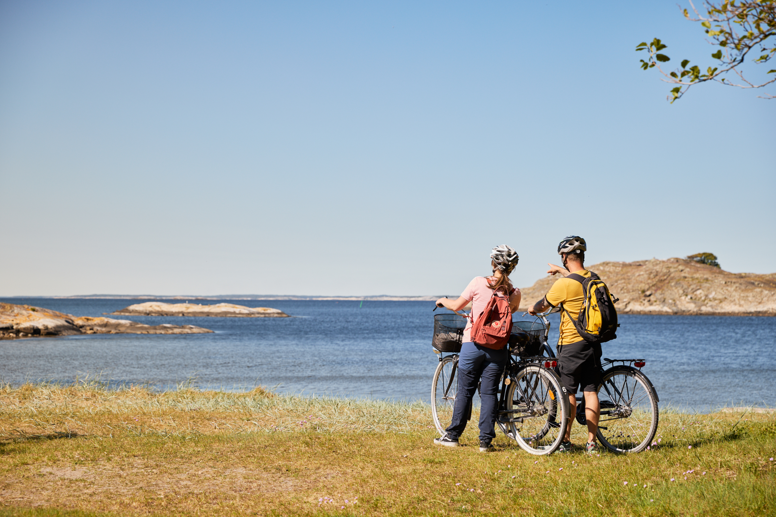 Två personer cyklar på en ö.