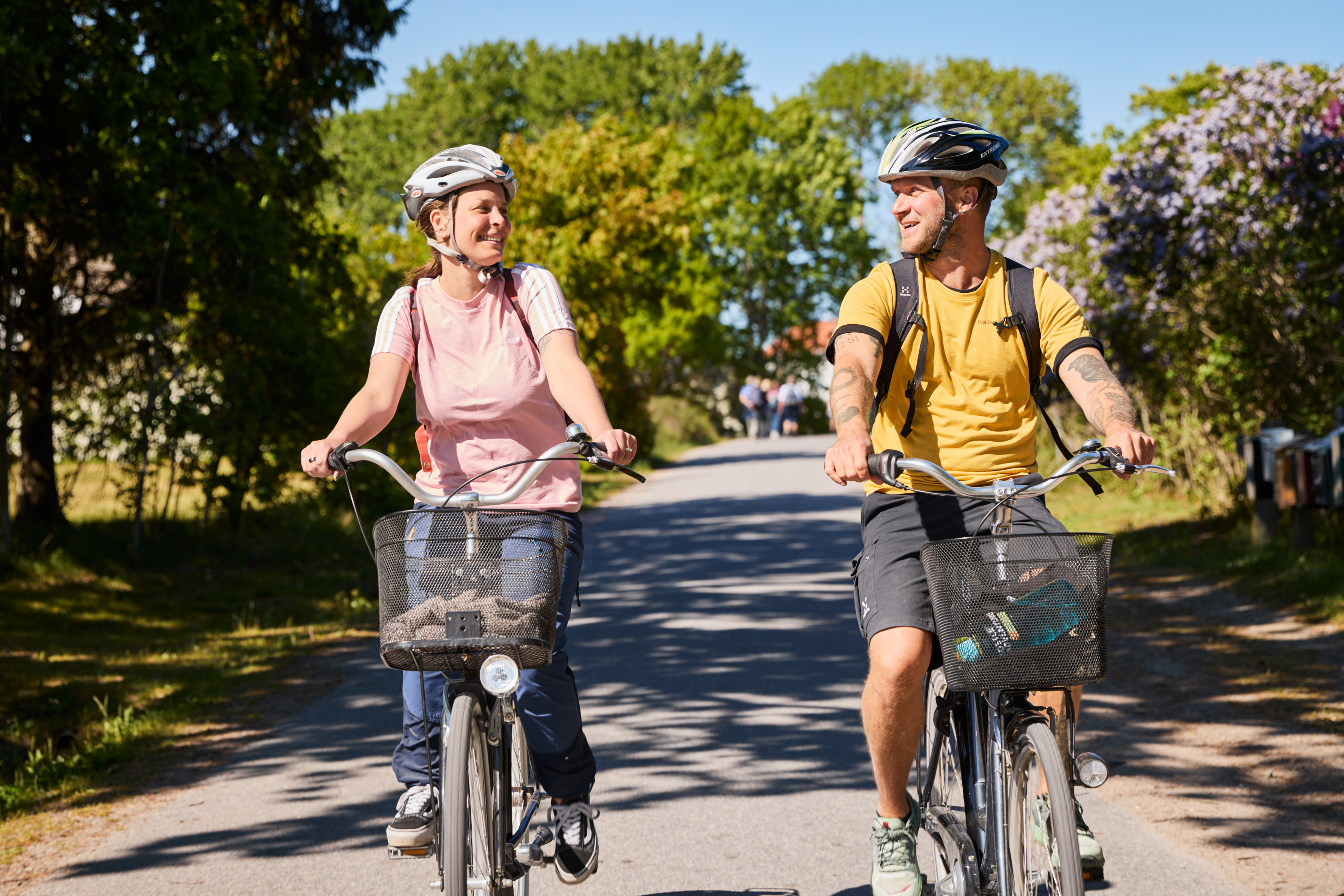 Två personer cyklar på en ö.