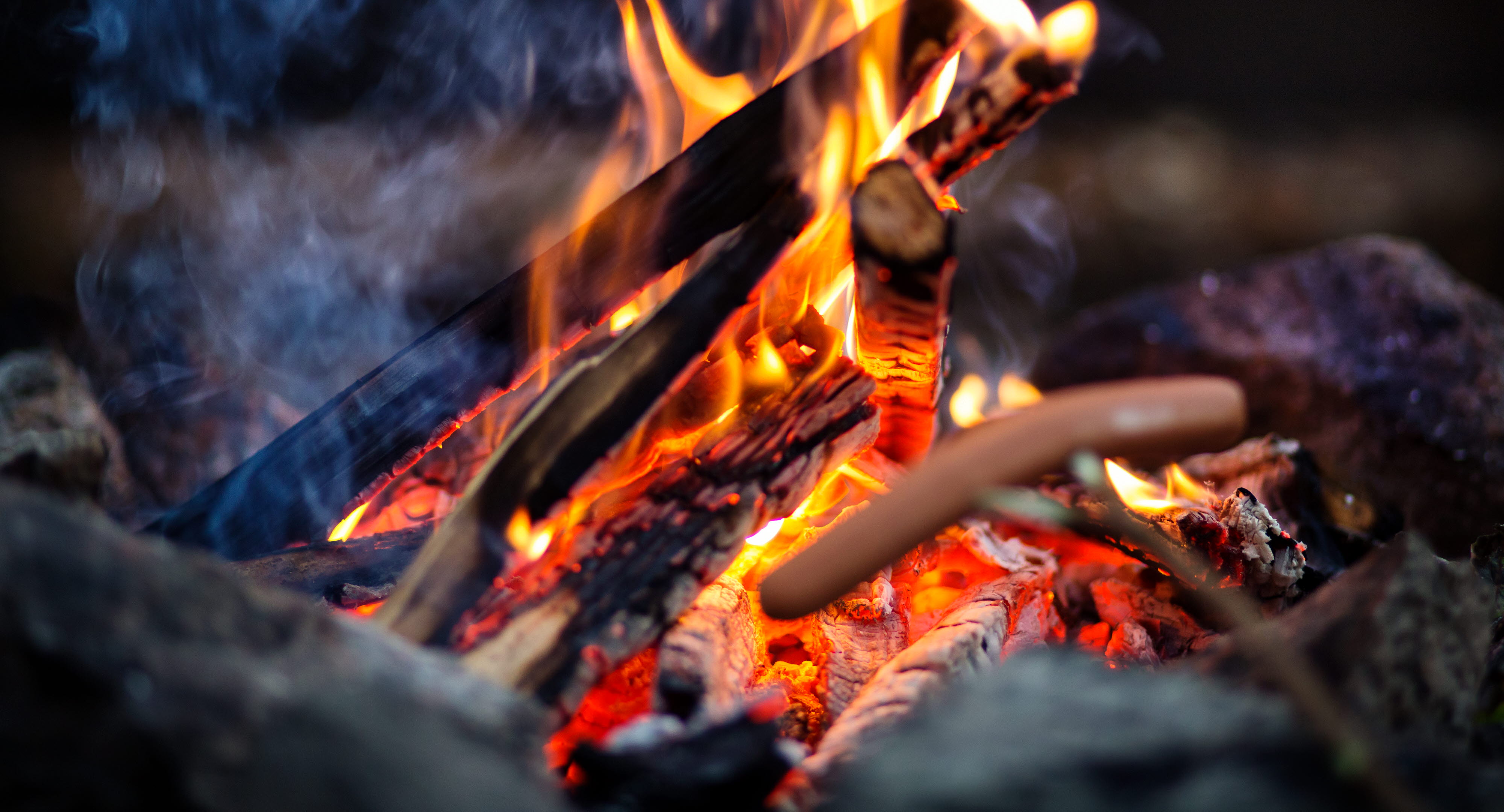 Korv på pinne över lägereld