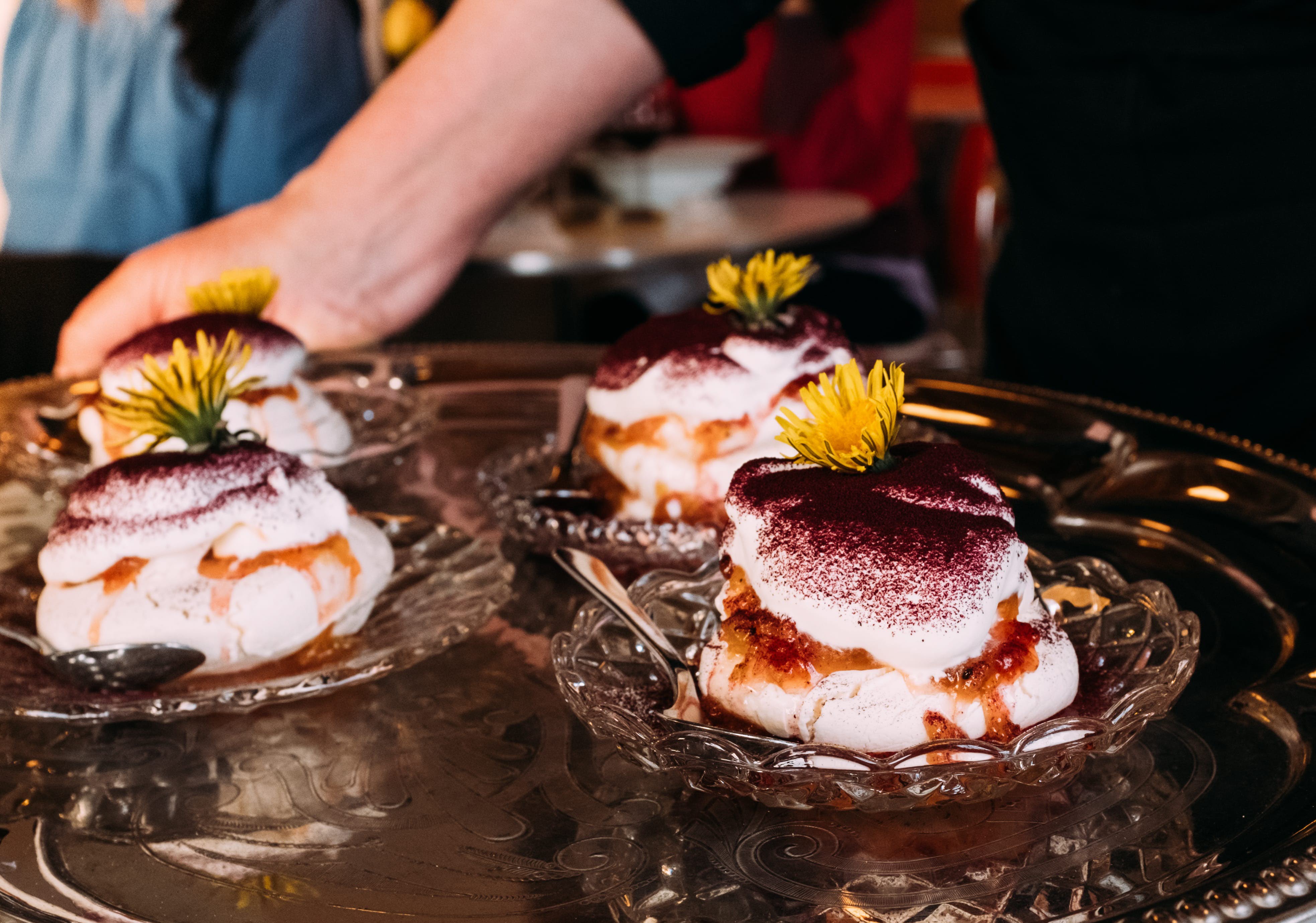 Kvinna fikar hos Not Quite i Dalsland