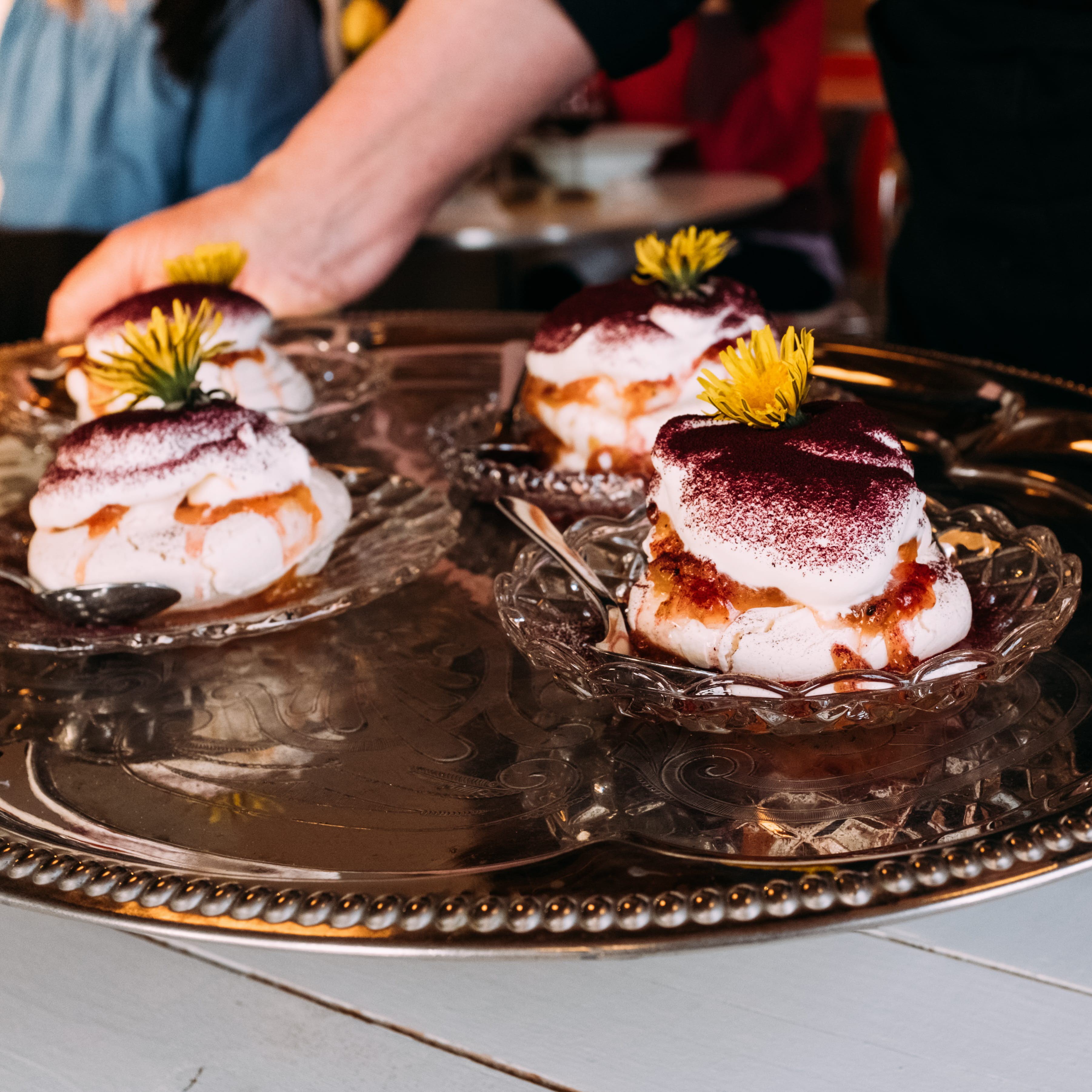 Kvinna fikar hos Not Quite i Dalsland