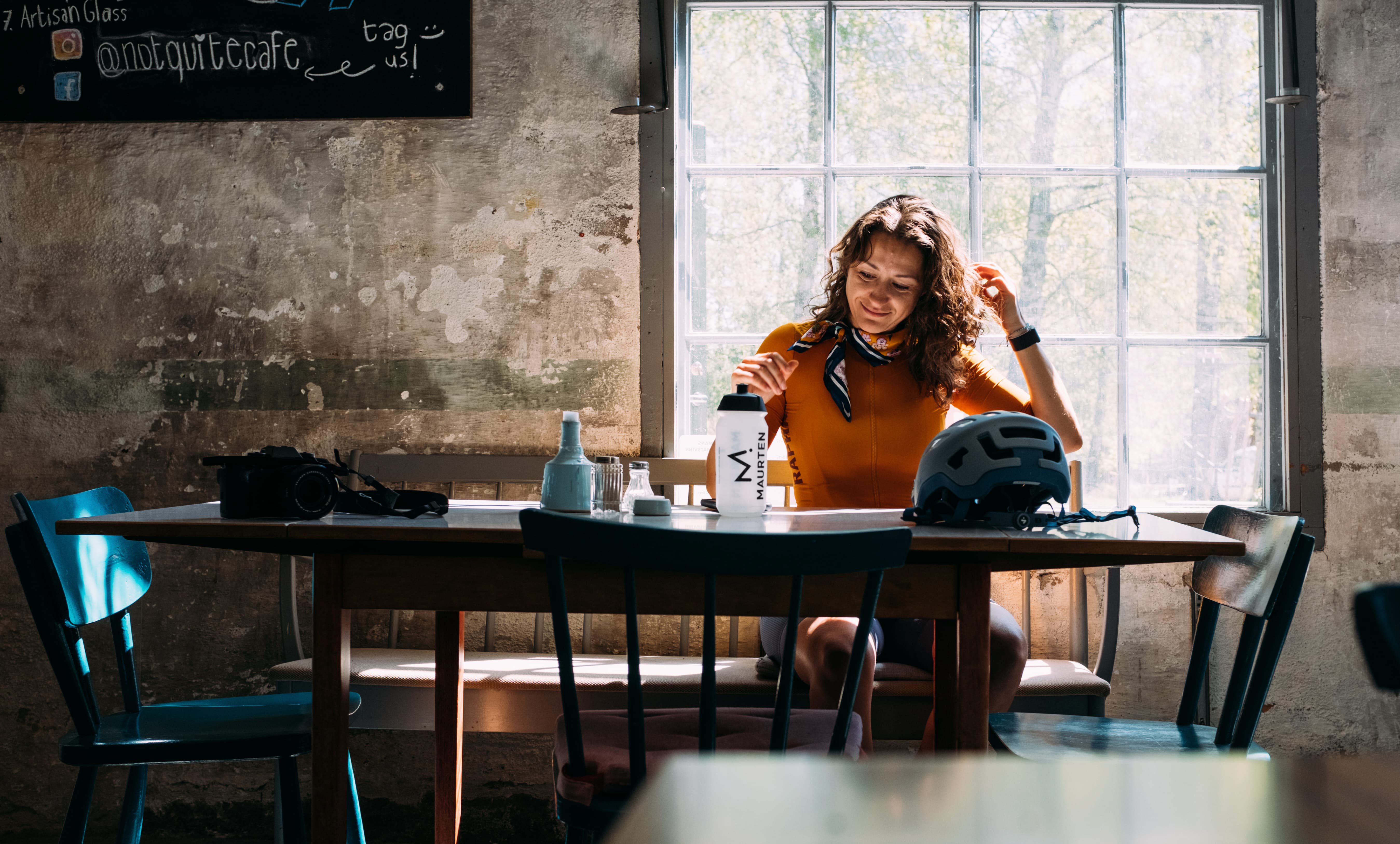 Kvinna fikar hos Not Quite i Dalsland