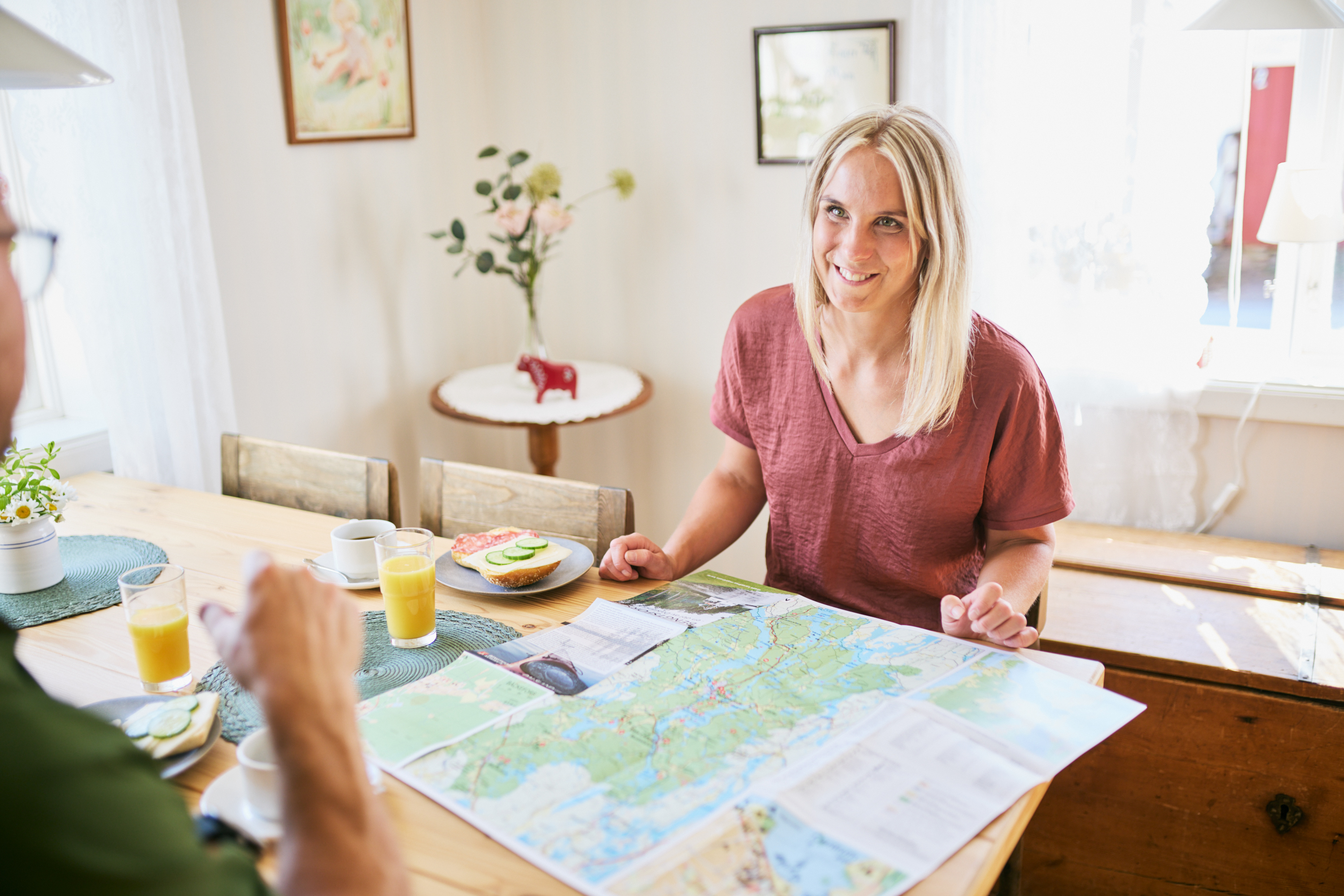 En kvinna sitter med en bok.