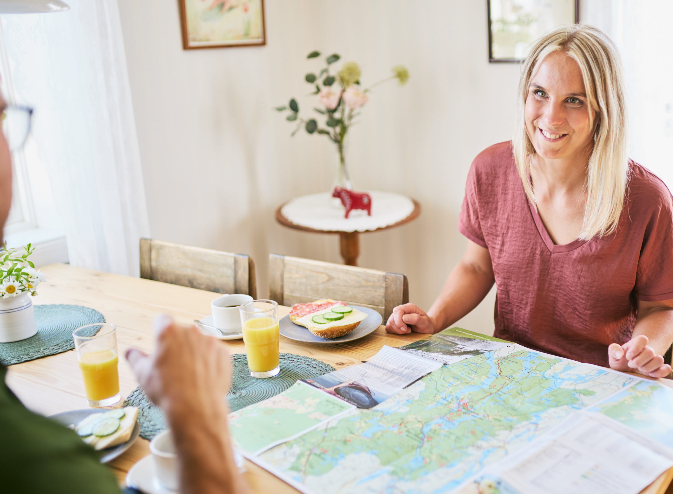 En kvinna sitter med en bok.