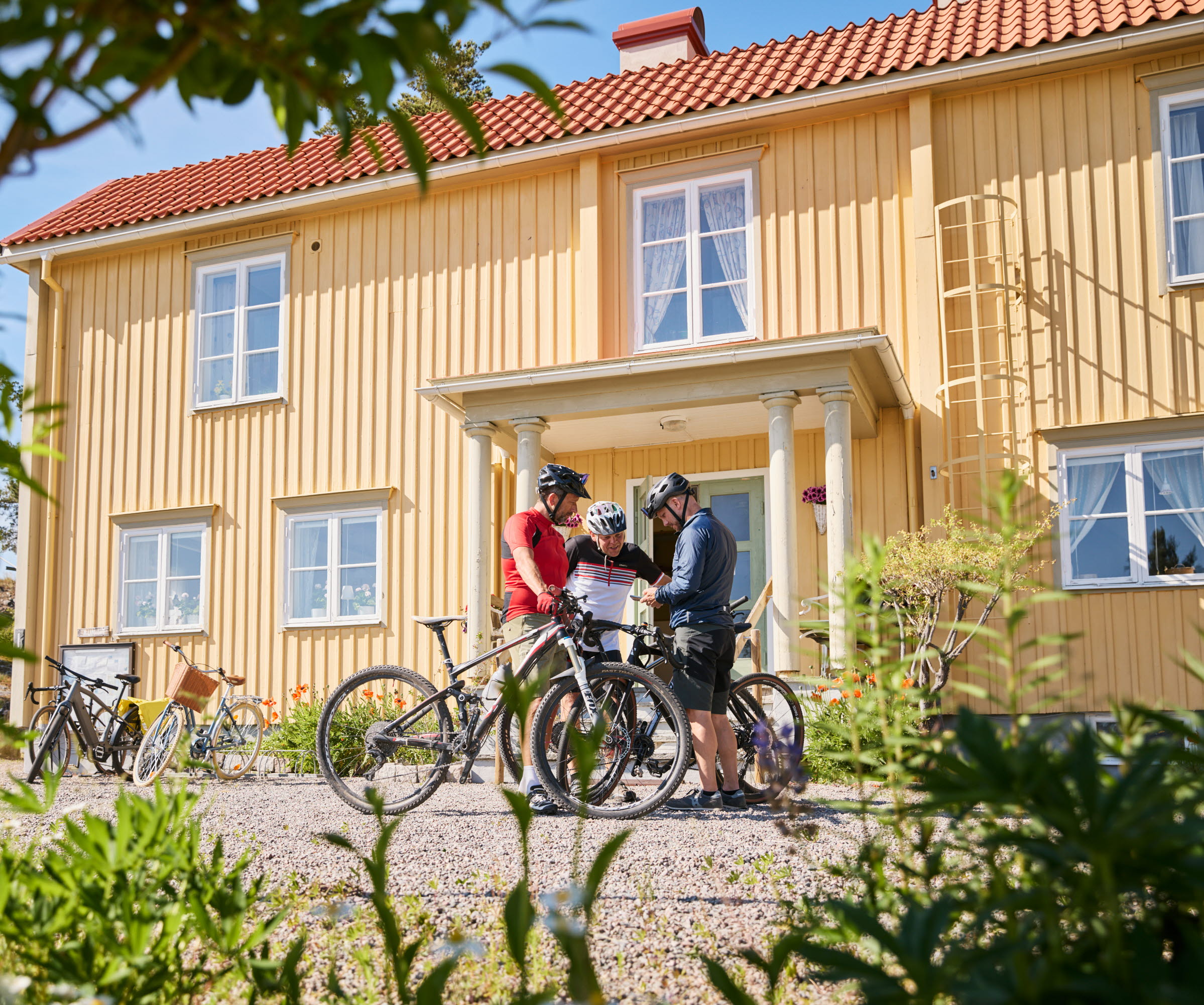 Group of people outside a hotel.