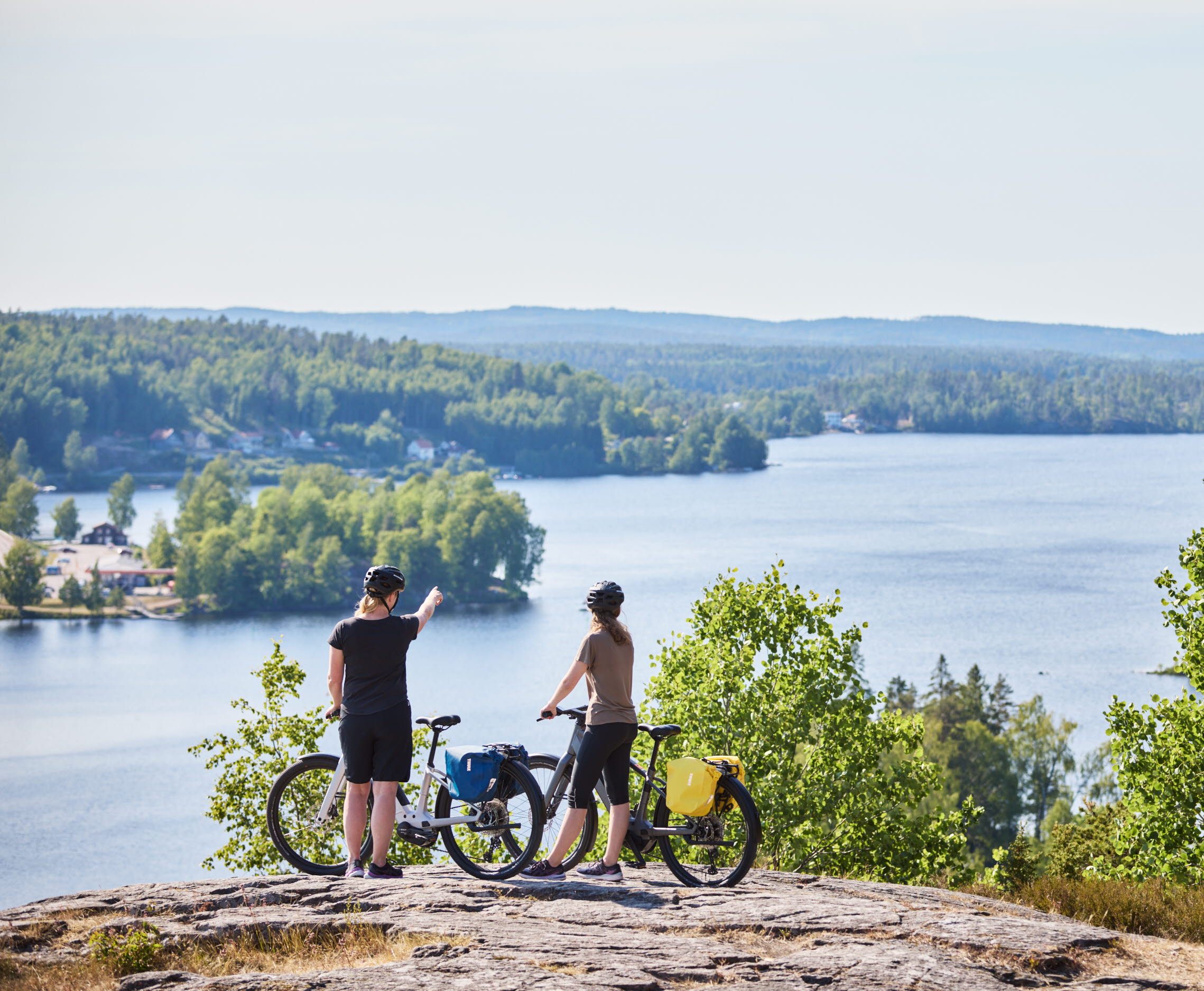 Grupp människor som cyklar.