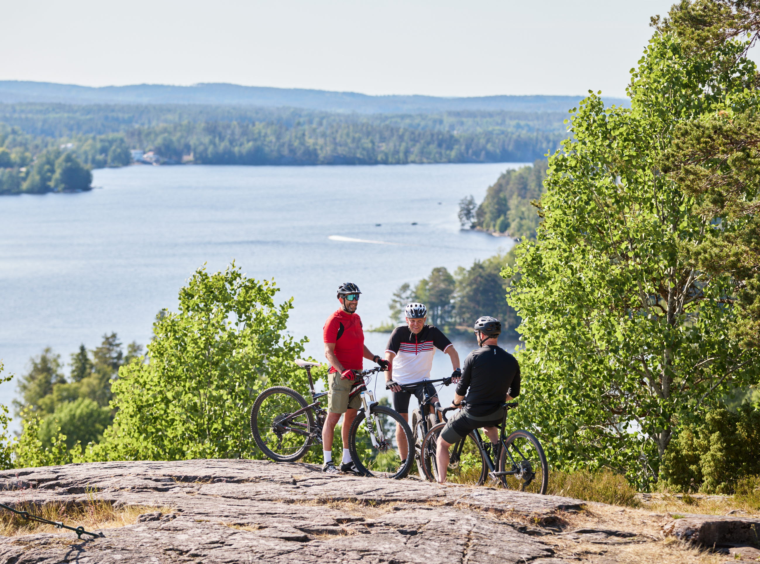 Grupp människor som cyklar.