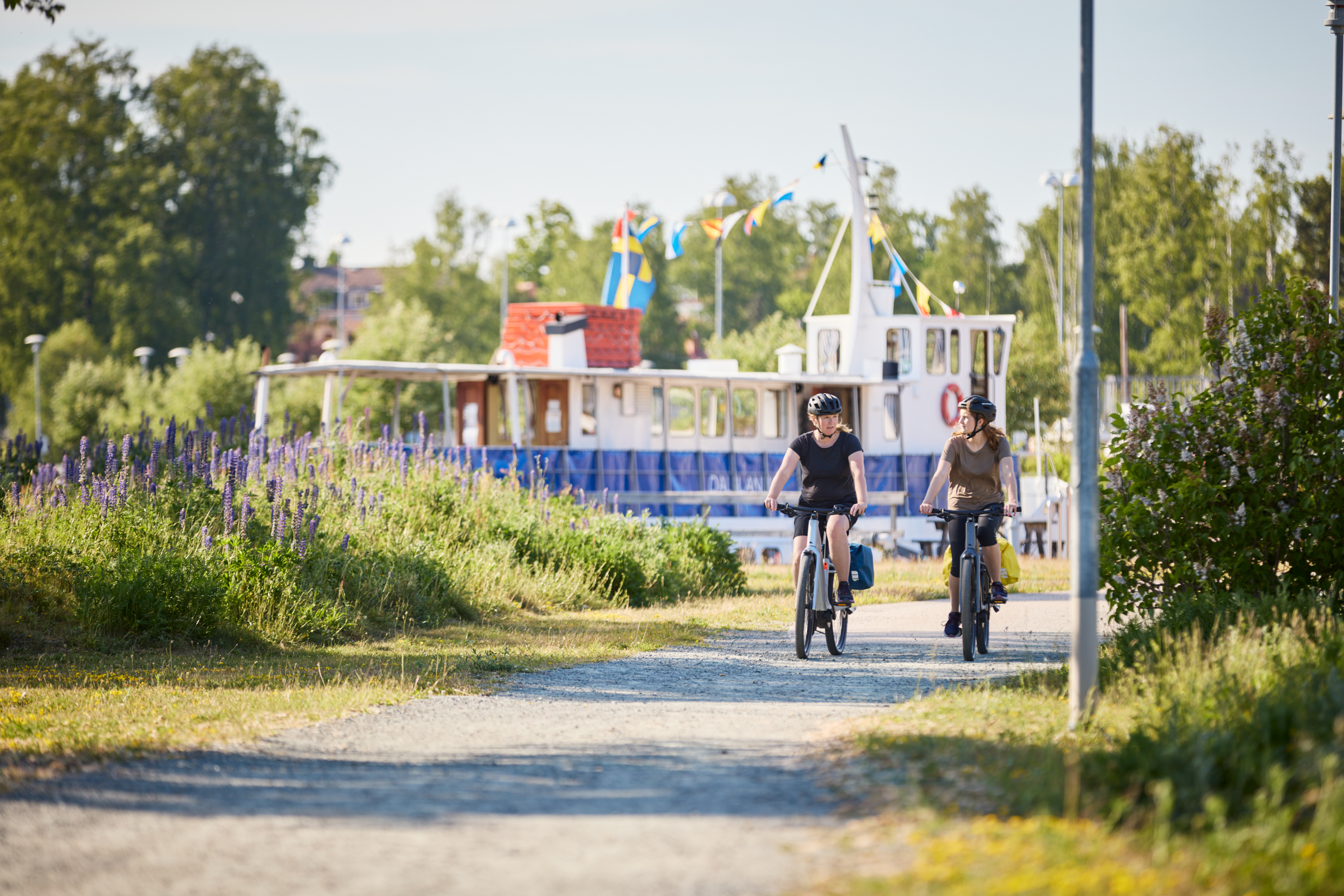 Två kvinnor som cyklar.