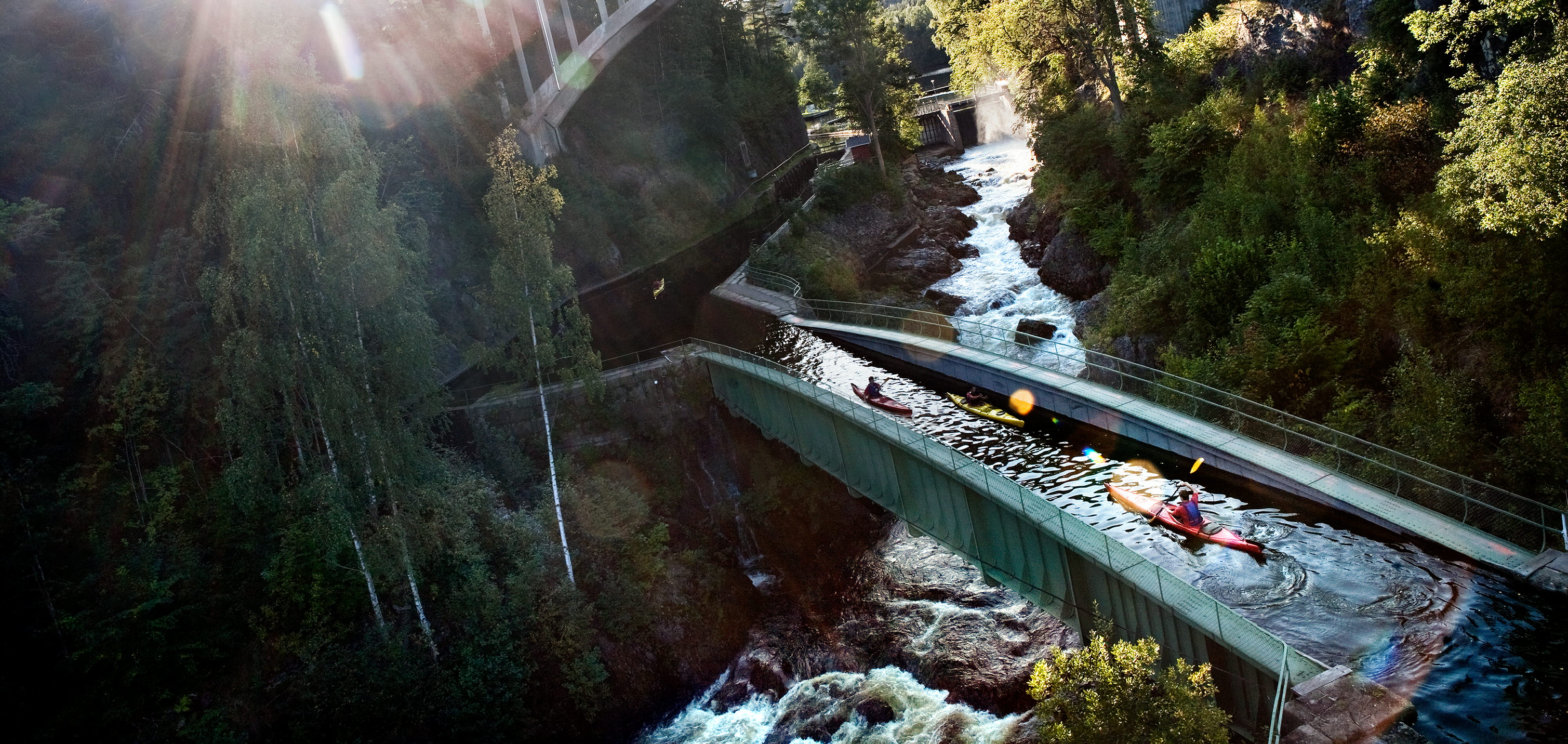Sällskap paddlar kajak över akvedukt