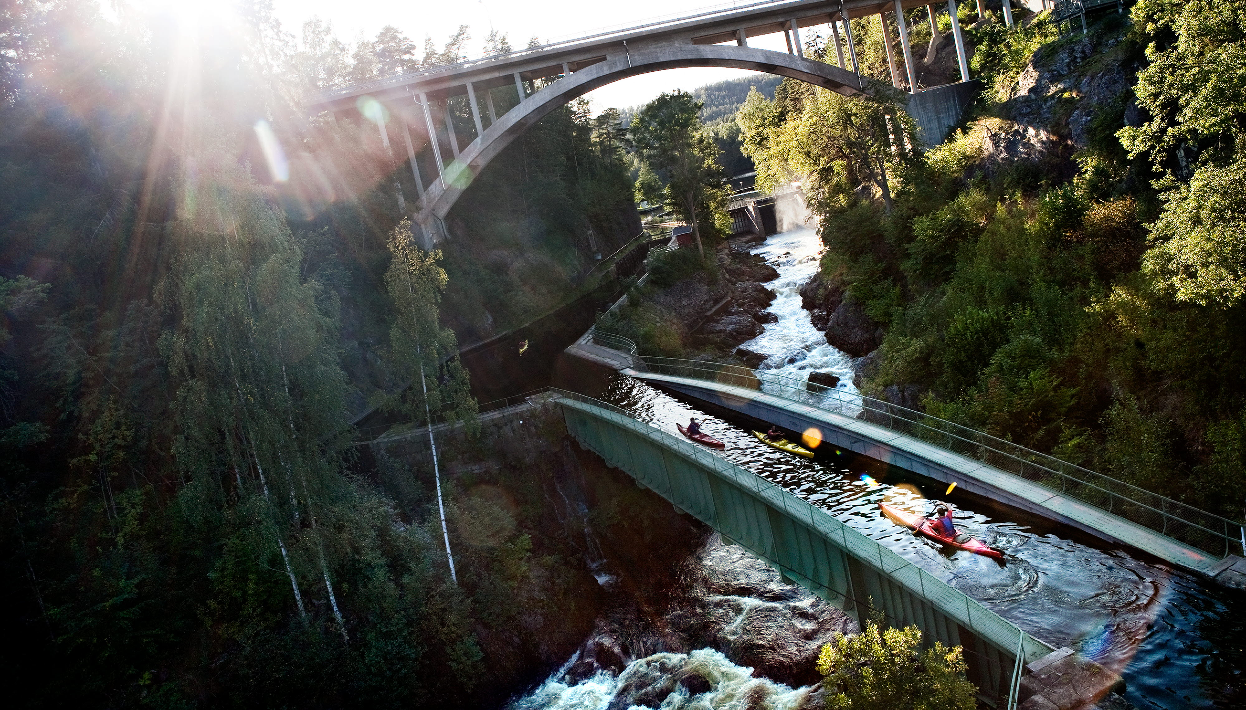 Sällskap paddlar kajak över akvedukt