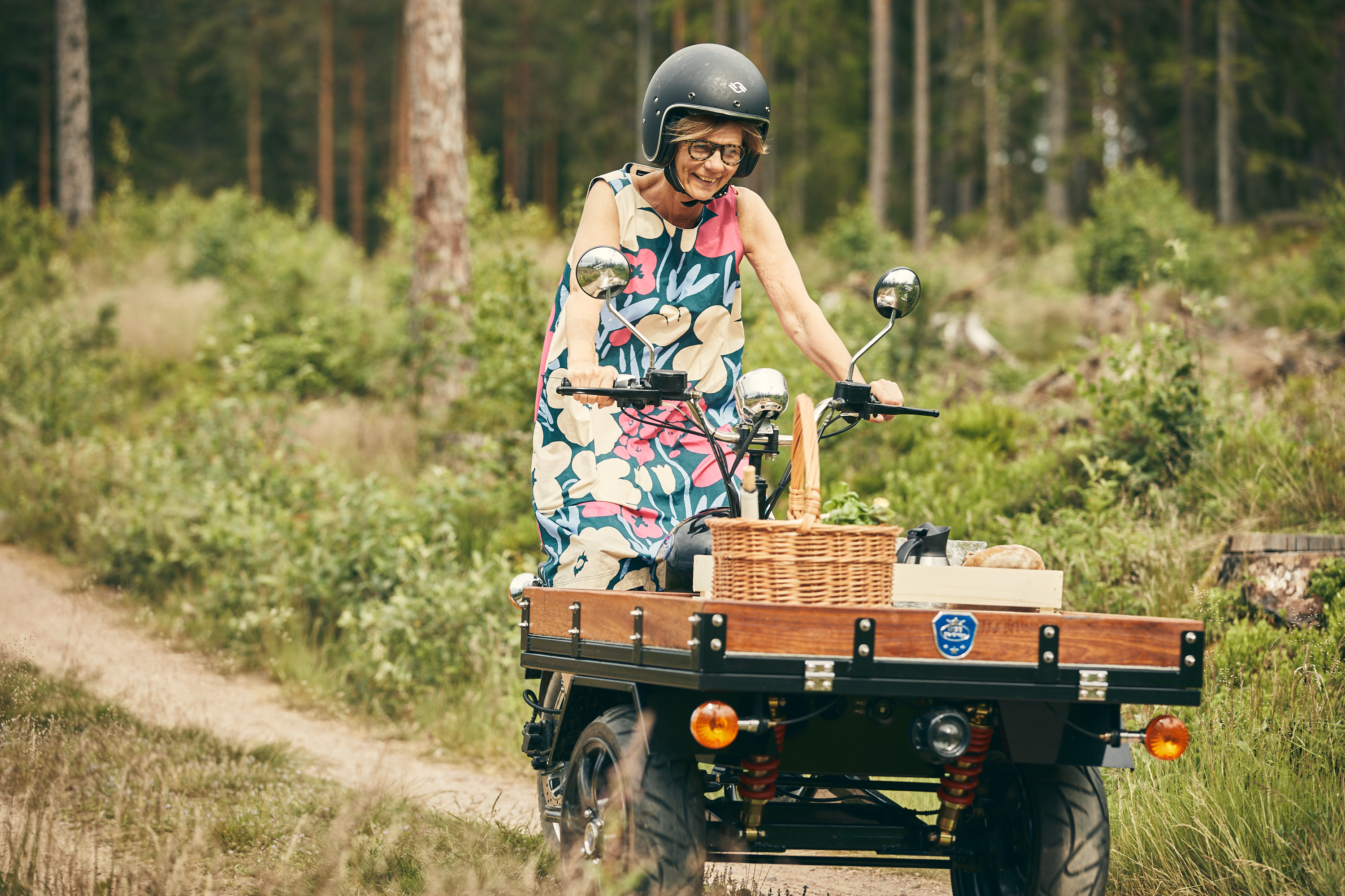 Elisabeth drives her moped