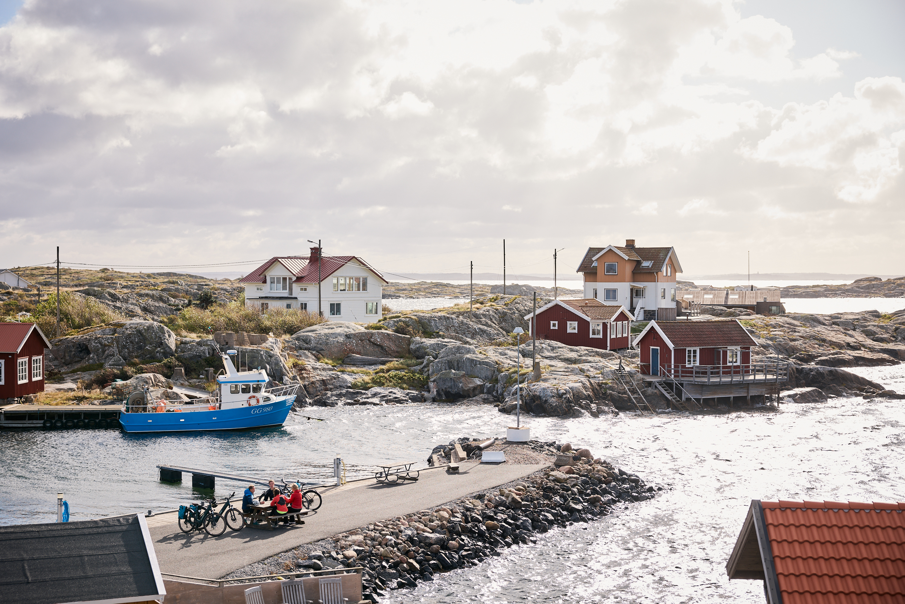 People cycling in the archipelago.