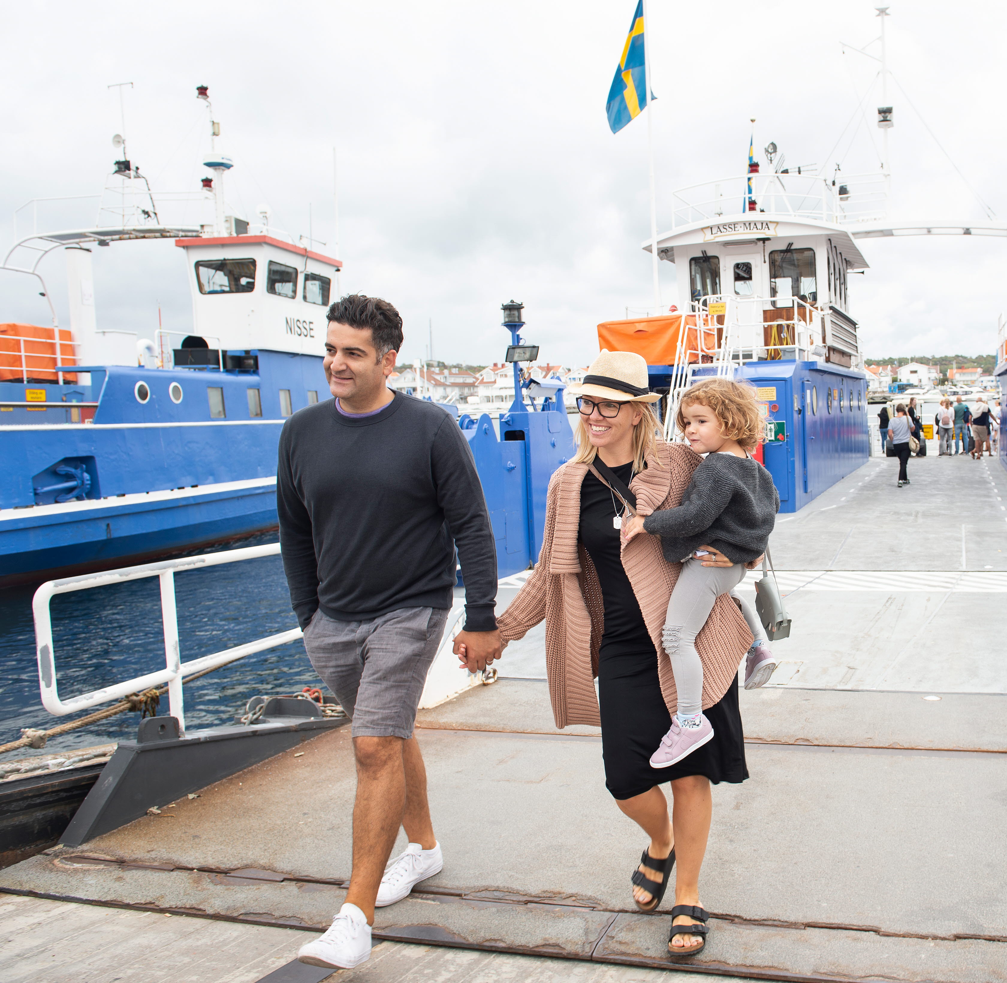 familj kliver av färja