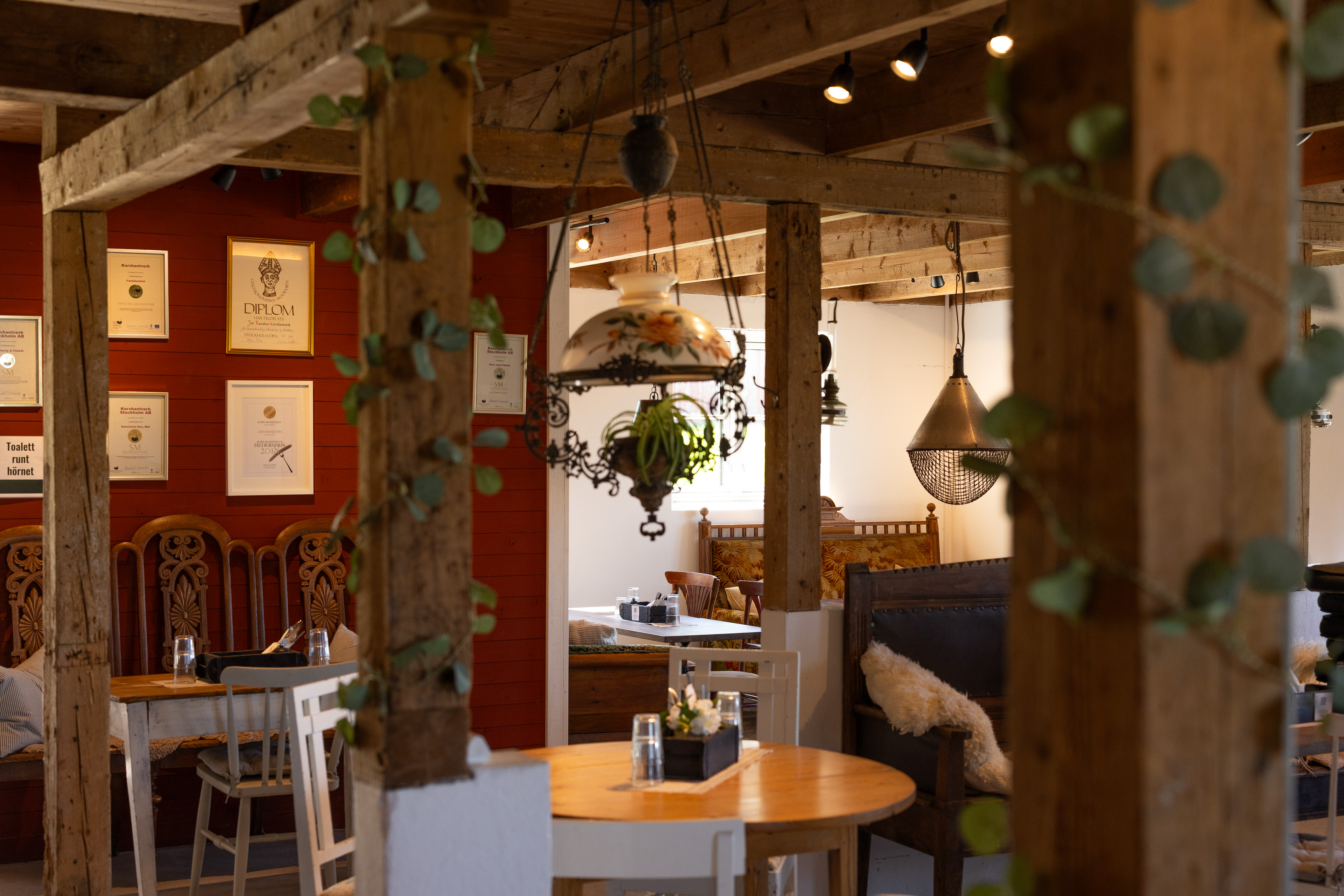 Tomma bord i en restaurang.