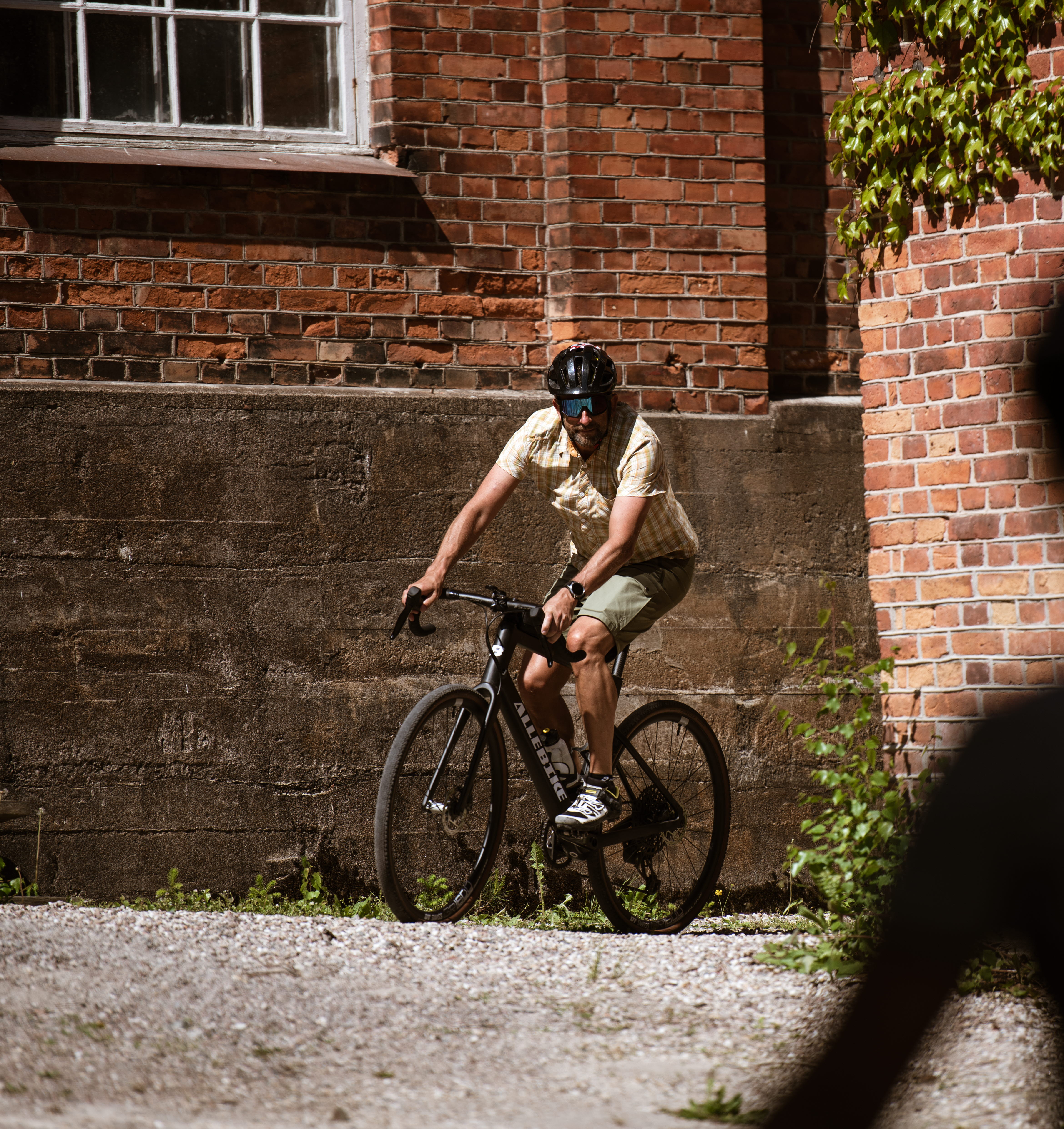 Cyklister vid ett bruksområde.